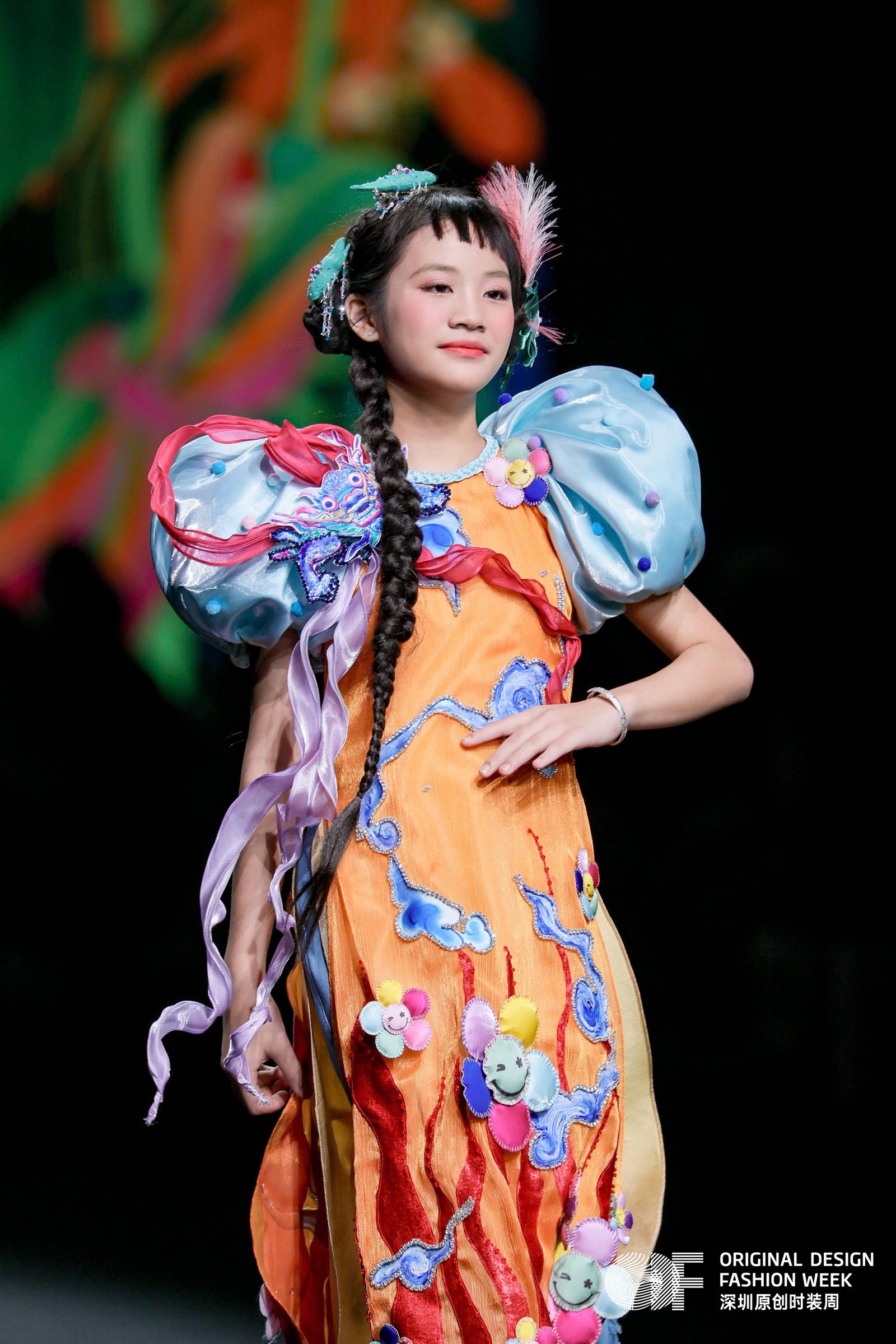 Người Việt mang ‘Dế mèn phiêu lưu ký’, hát bội, hoa giấy Thanh Tiên của Huế… lên sàn diễn thời trang quốc tế - Ảnh 2.