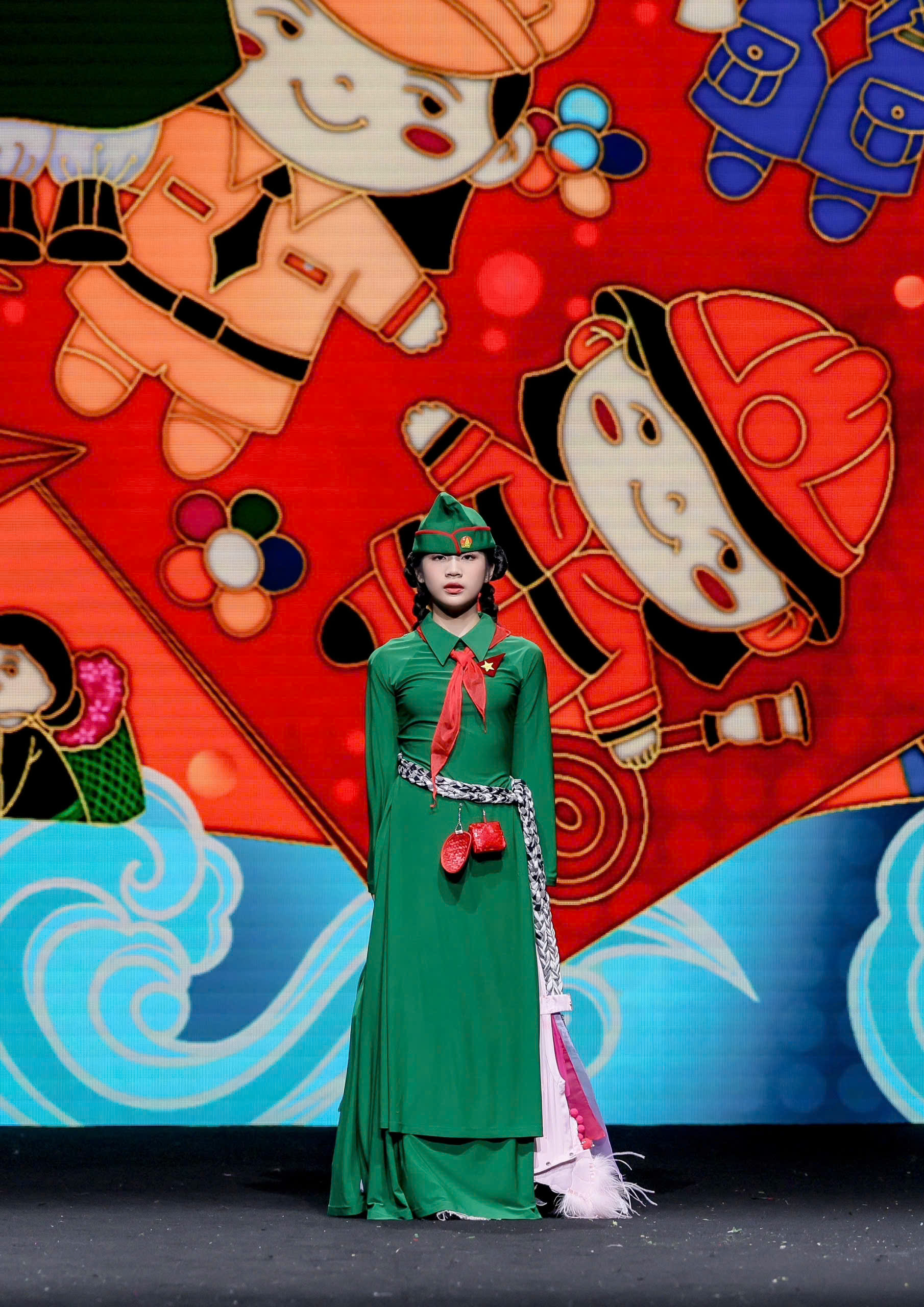 Người Việt mang ‘Dế mèn phiêu lưu ký’, hát bội, hoa giấy Thanh Tiên của Huế… lên sàn diễn thời trang quốc tế - Ảnh 3.