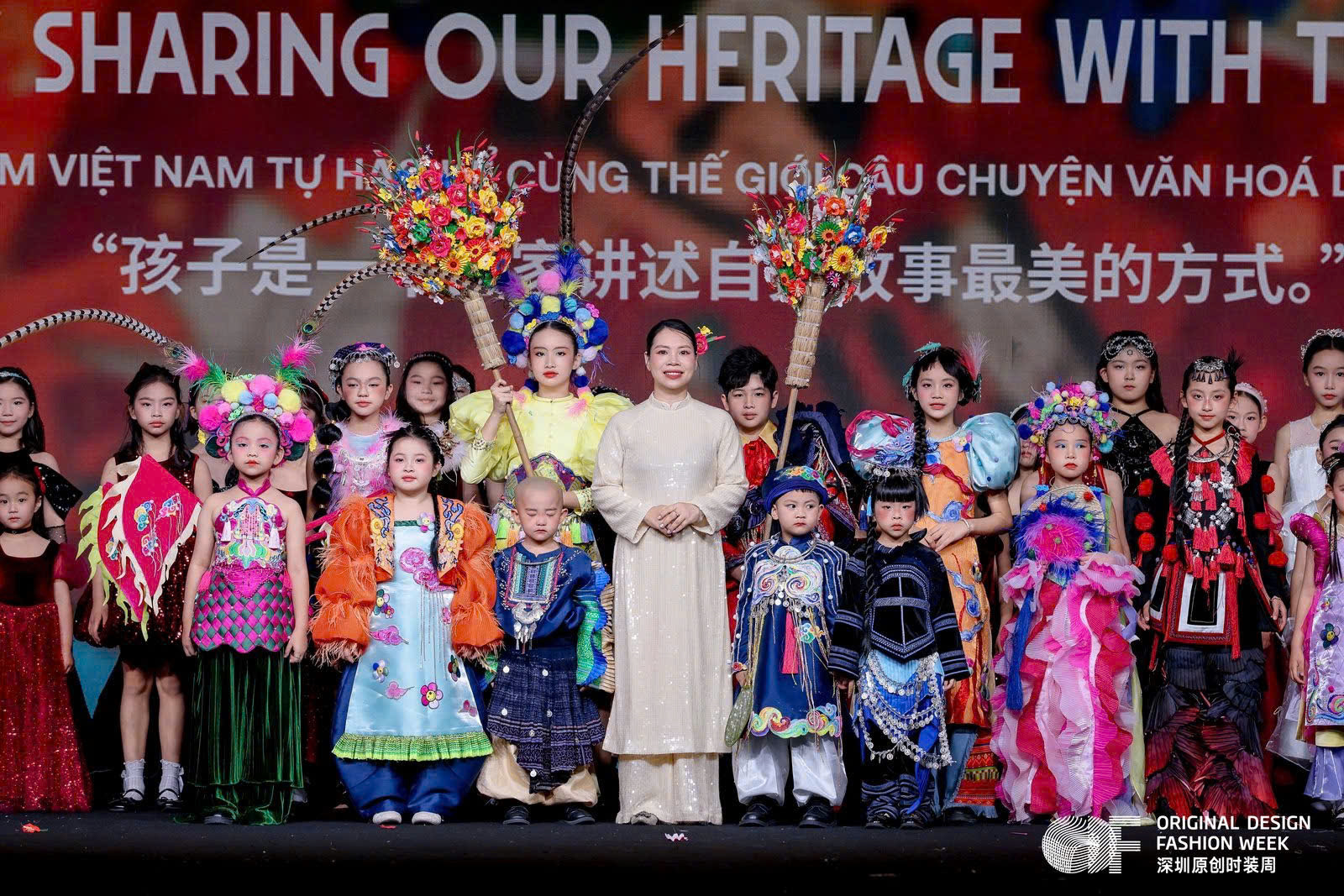 Người Việt mang ‘Dế mèn phiêu lưu ký’, hát bội, hoa giấy Thanh Tiên của Huế… lên sàn diễn thời trang quốc tế - Ảnh 1.