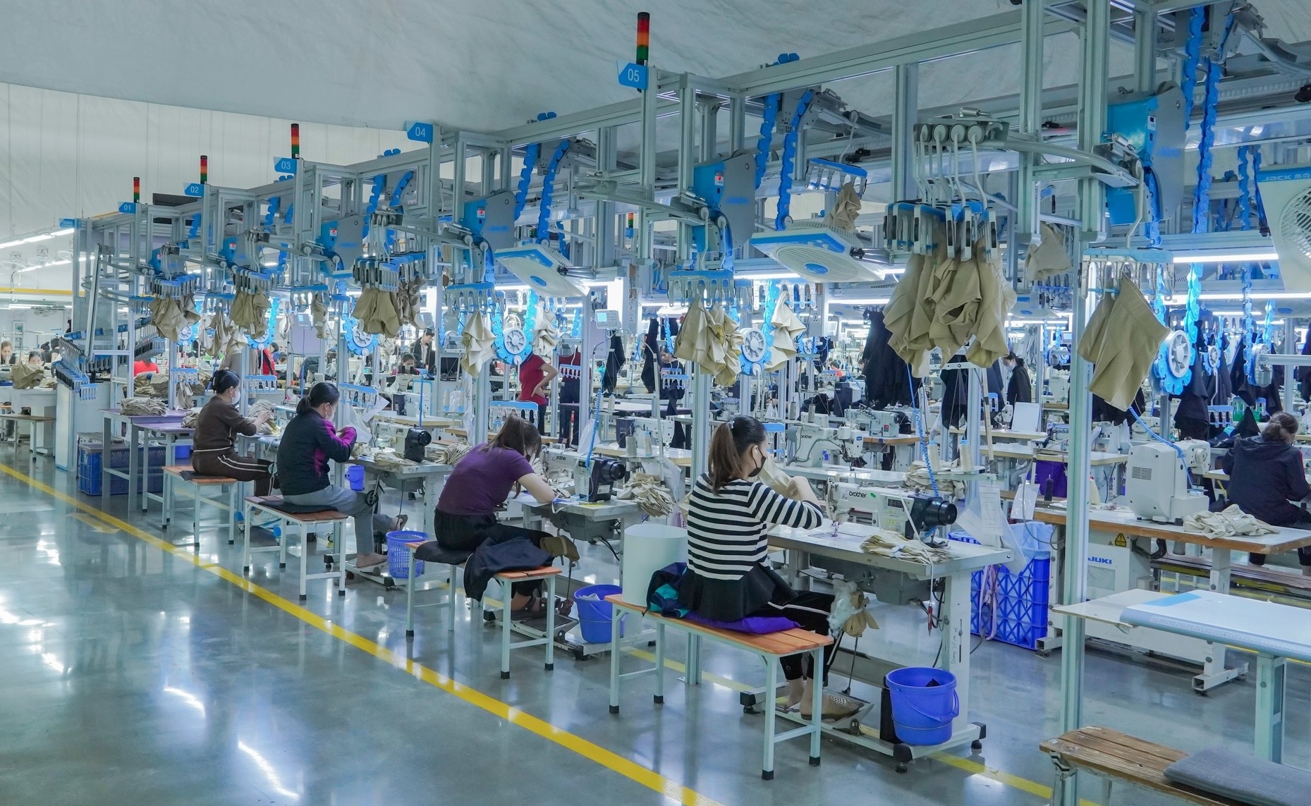 "Không tăng năng suất, chỉ có chết": Trước sự thật khắc nghiệt, đại gia dệt may Việt Nam tự chế tạo robot với giá bằng một nửa Trung Quốc- Ảnh 1.