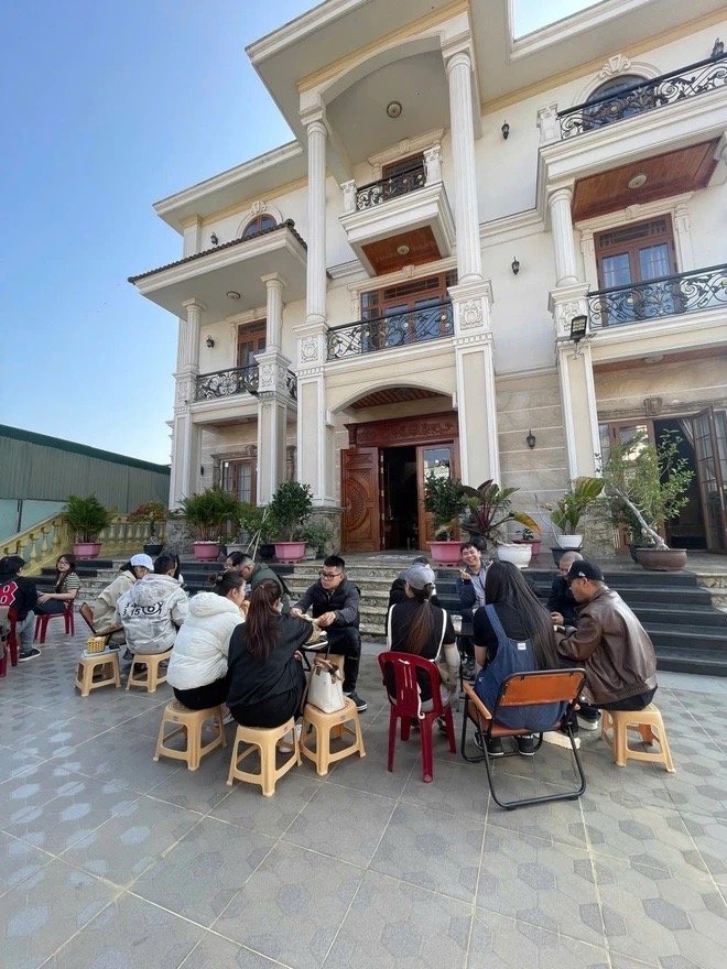 Danh tính cô chủ quán bán bánh mì trong biệt thự 700m2 ở Đà Lạt, ngỡ ngàng lý do tạm đóng cửa sau 2 tuần- Ảnh 2.