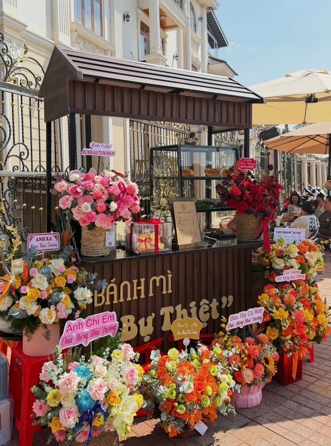 Danh tính cô chủ quán bán bánh mì trong biệt thự 700m2 ở Đà Lạt, ngỡ ngàng lý do tạm đóng cửa sau 2 tuần- Ảnh 1.