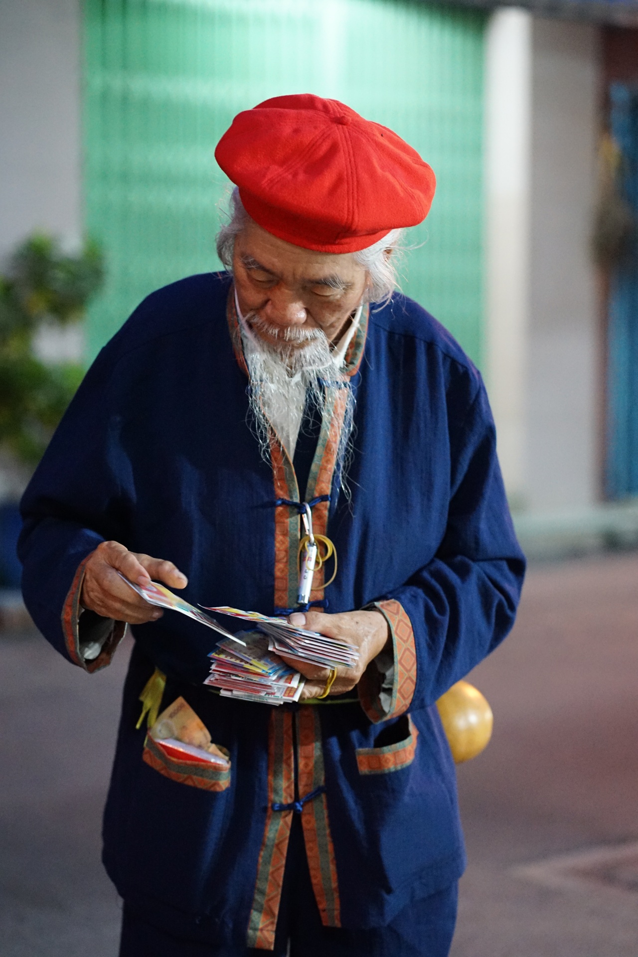 Ăn mặc bảnh bao đi bán vé số, ông lão ở TP.HCM sở hữu “gia tài