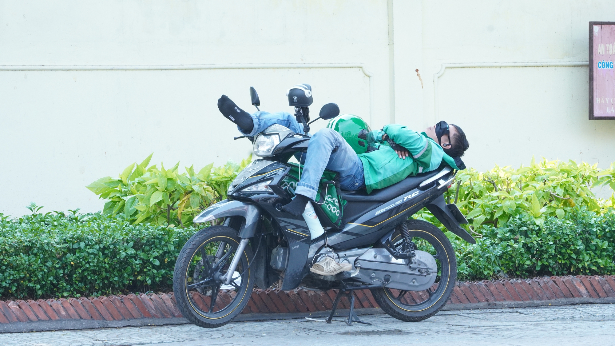 Tài xế tử vong trên đường ở TPHCM: Cảnh báo nguy cơ đột quỵ giữa nắng nóng gay gắt - Ảnh 2.