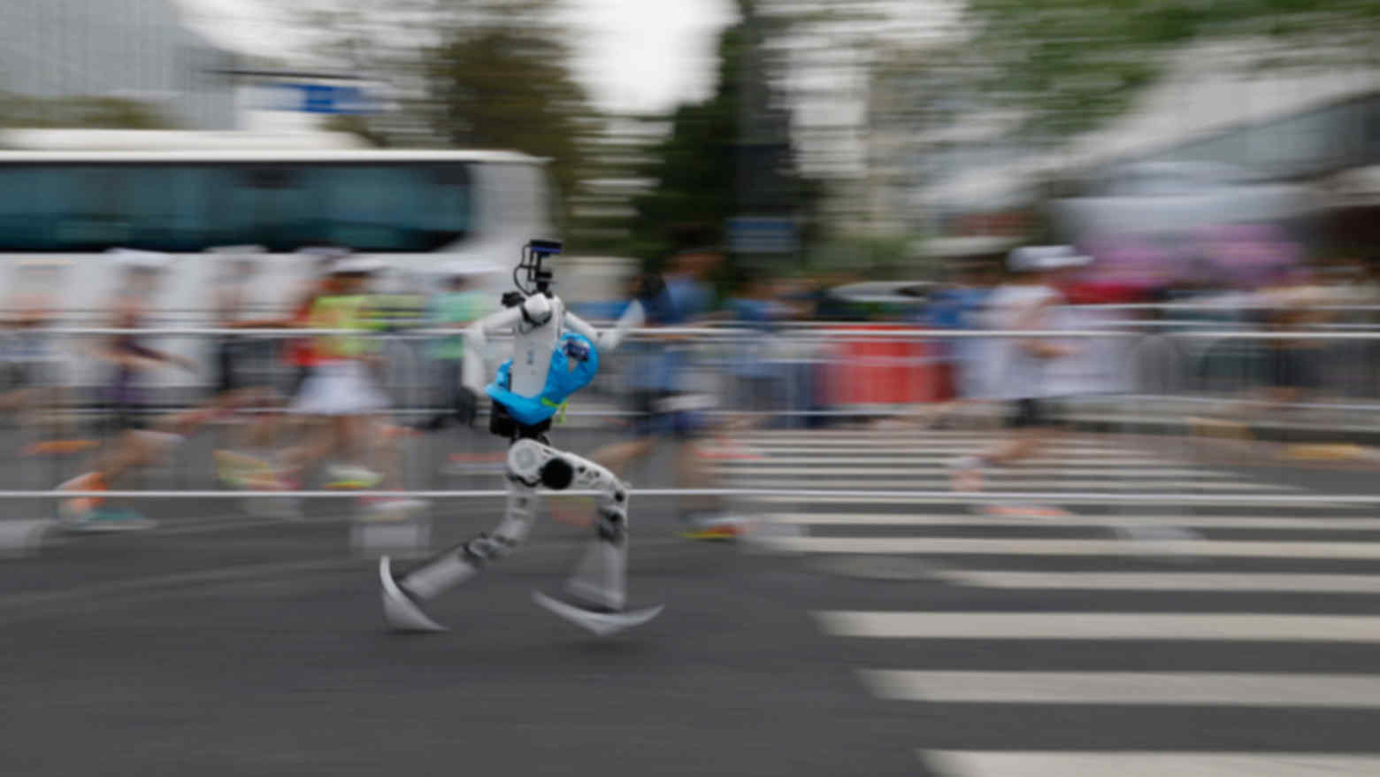 Từ múa quạt, biểu diễn võ thuật đến phá kỷ lục marathon thế giới: Robot không còn 'trình diễn' mà đã bắt đầu học được cách vượt qua giới hạn của con người- Ảnh 1.