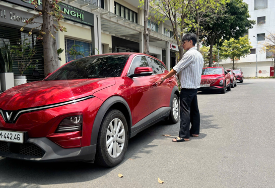 Thuê xe tự lái dịp lễ: Thừa xe xăng, khan xe điện - Ảnh 1.