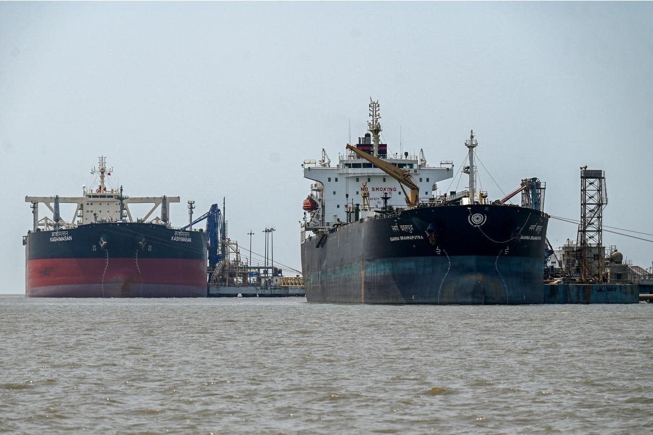 Để mua 2 triệu thùng dầu Iran dễ dàng, nền nước láng giềng của Trung Quốc phải 'nhờ' tới Bắc Kinh- Ảnh 1.