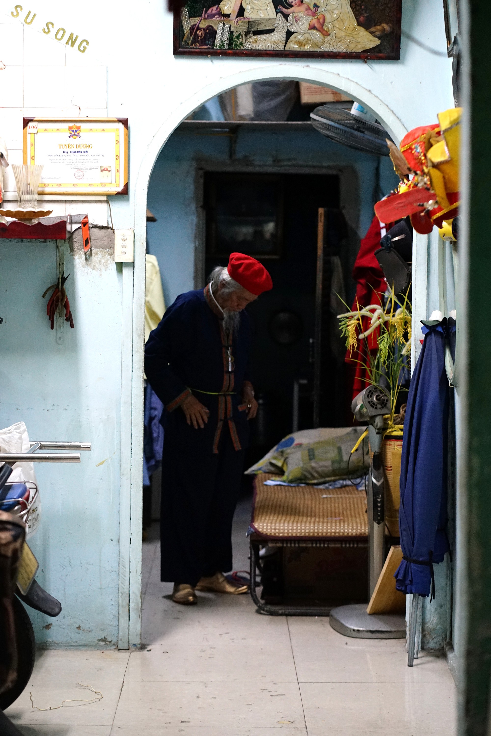 Ăn mặc bảnh bao đi bán vé số, ông lão ở TP.HCM sở hữu “gia tài