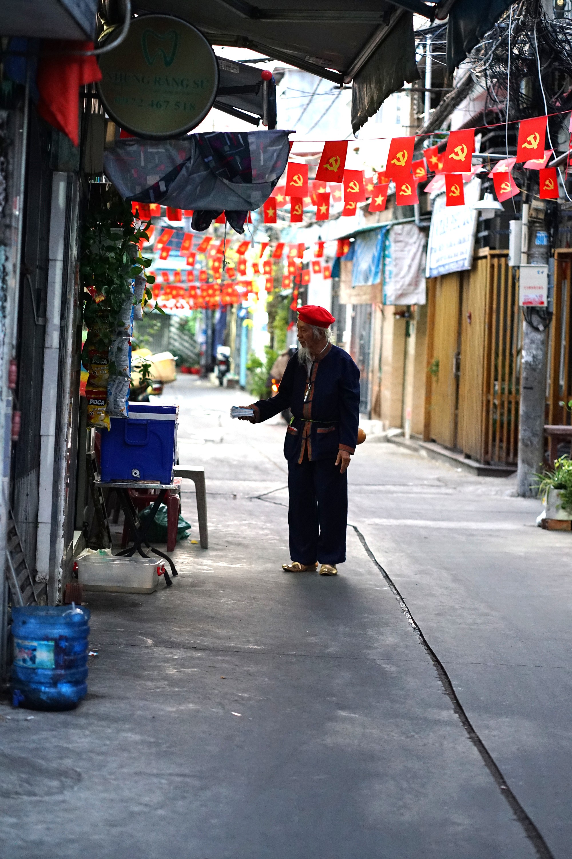 Ăn mặc bảnh bao đi bán vé số, ông lão ở TP.HCM sở hữu “gia tài