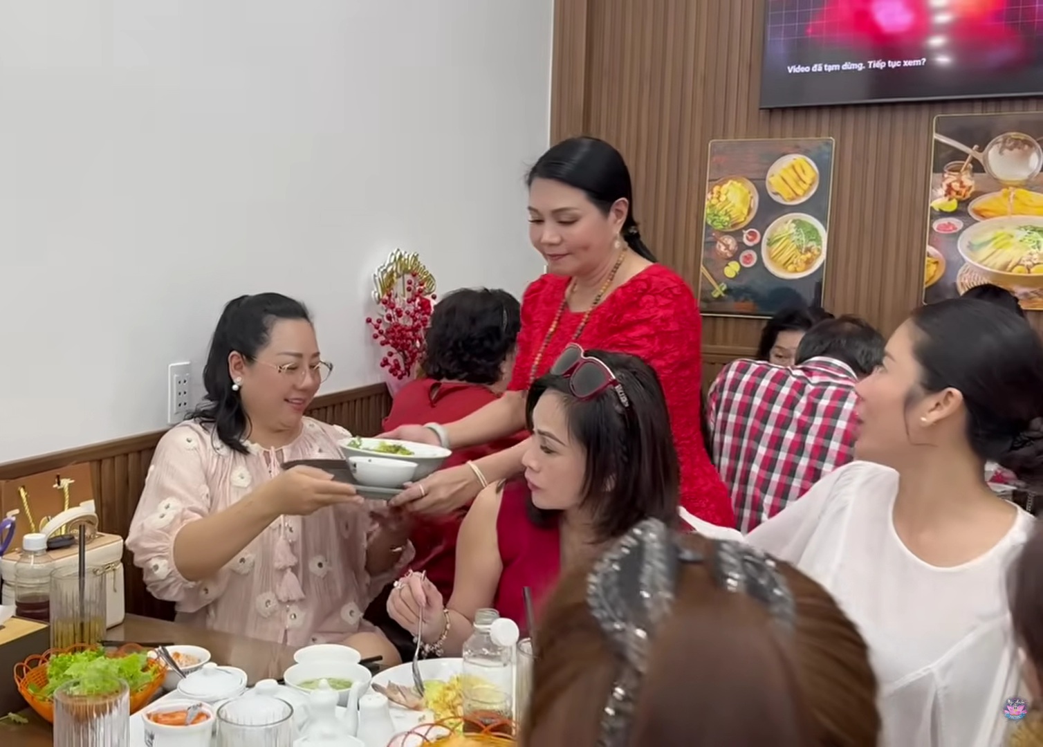 Nam NSƯT mở nhà hàng tại TP.HCM, đàn em: "Tôi được thuê tới làm nhân viên bưng bê"- Ảnh 1.