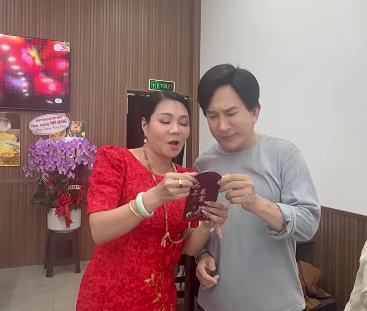 Nam NSƯT mở nhà hàng tại TP.HCM, đàn em: "Tôi được thuê tới làm nhân viên bưng bê"- Ảnh 2.