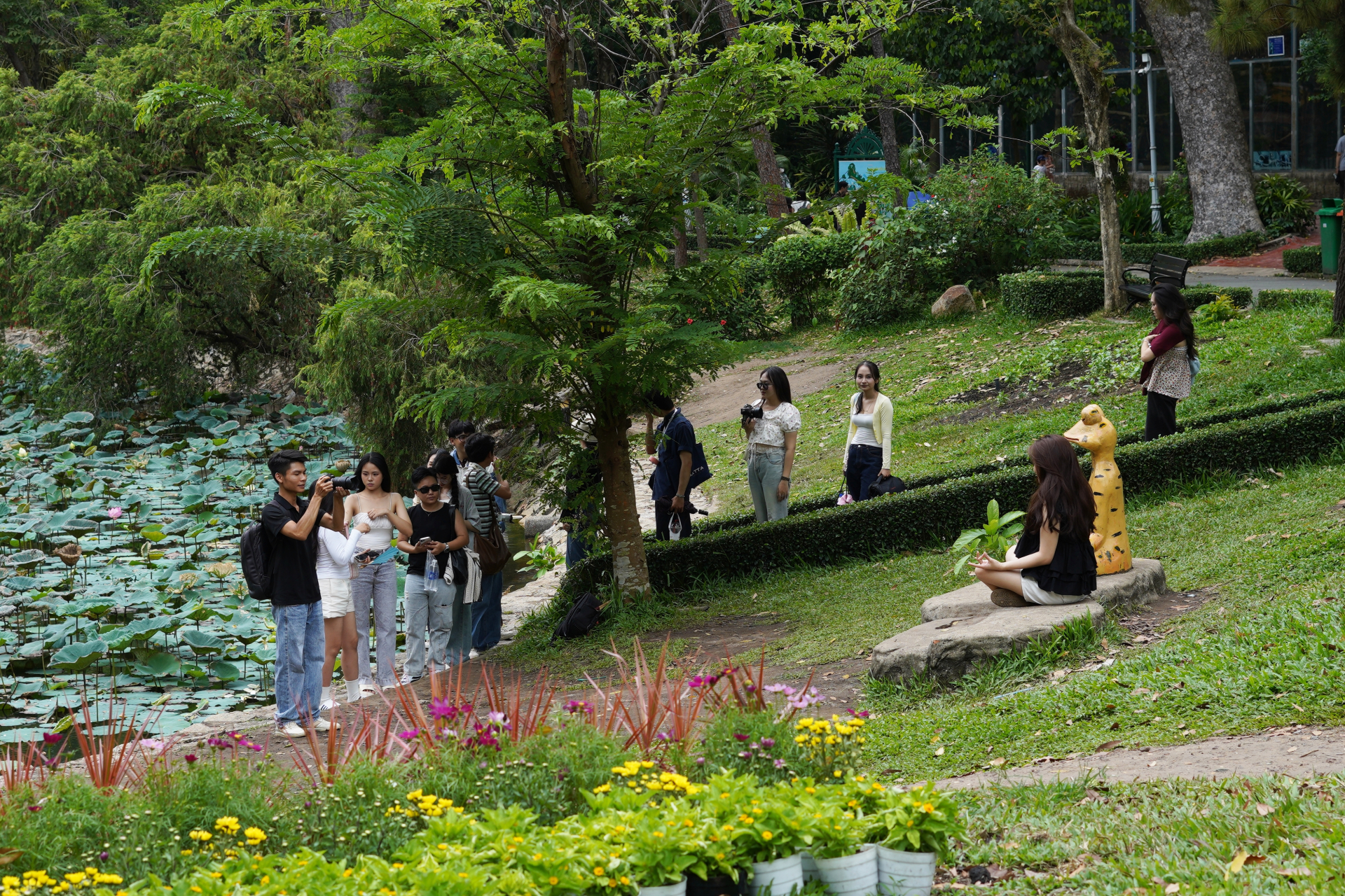 Sau loạt cảnh báo leo trèo nguy hiểm tại Thảo Cầm Viên: Giới trẻ nâng cao ý thức, đội nắng xếp hàng săn ảnh giống Sơn Tùng MTP- Ảnh 3.