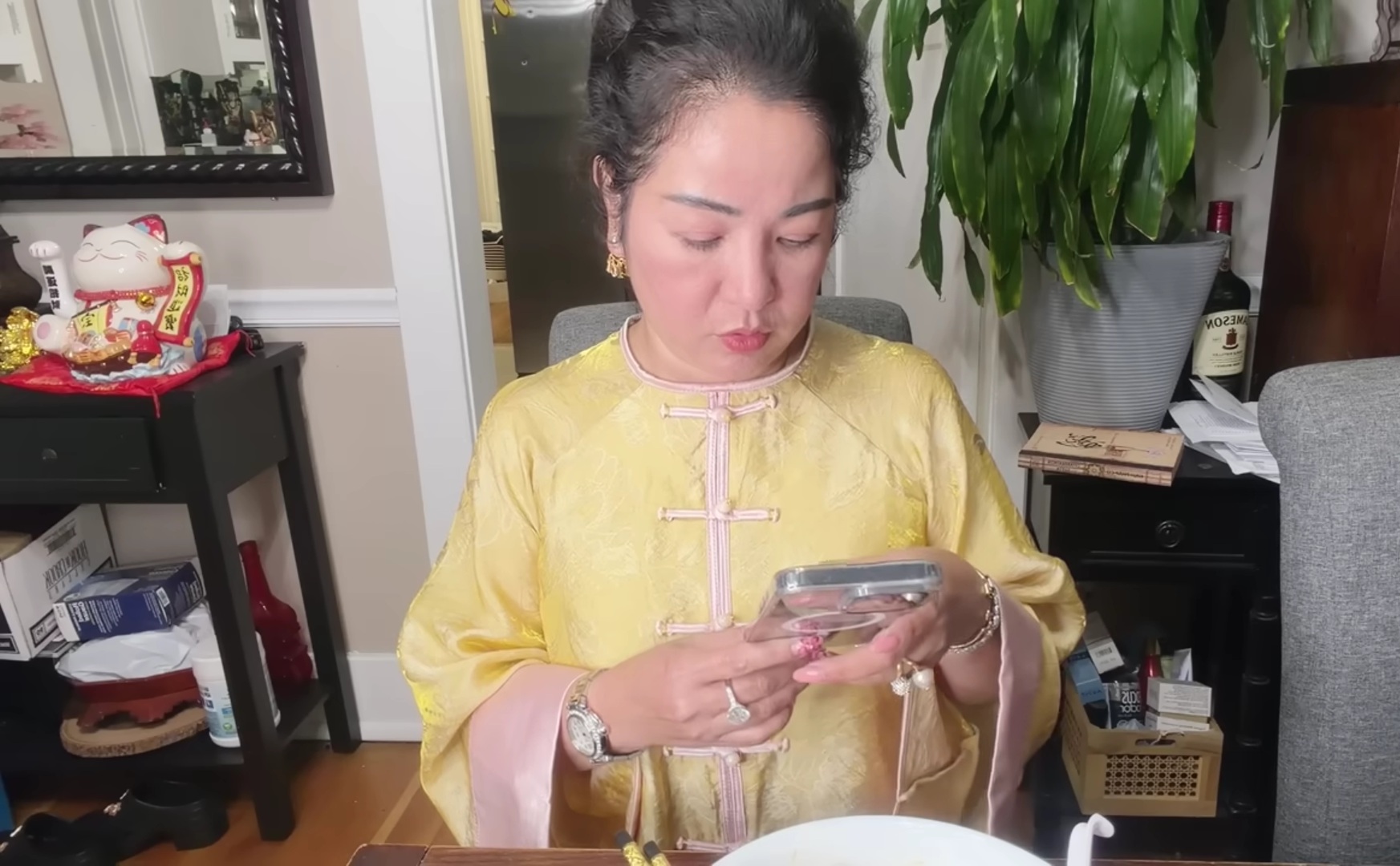 Quang Lê hốt hoảng: "Tôi vừa mất 16 nghìn đô trên máy bay"- Ảnh 1.