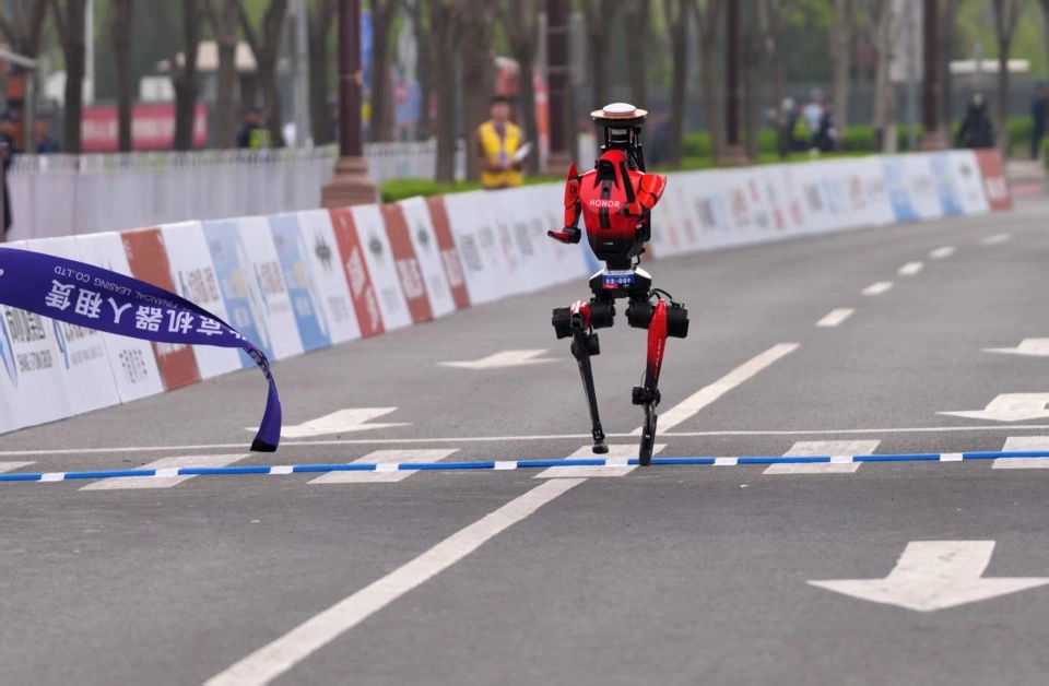 Từ múa quạt, biểu diễn võ thuật đến phá kỷ lục marathon thế giới: Robot không còn 'trình diễn' mà đã bắt đầu học được cách vượt qua giới hạn của con người- Ảnh 2.
