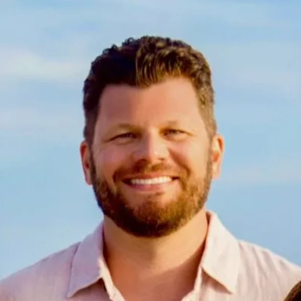 Bị sa thải vì AI, người đàn ông 48 tuổi "trả thù" bằng cách dùng 12 trợ lý ảo kiếm 7,5 tỷ đồng- Ảnh 2.