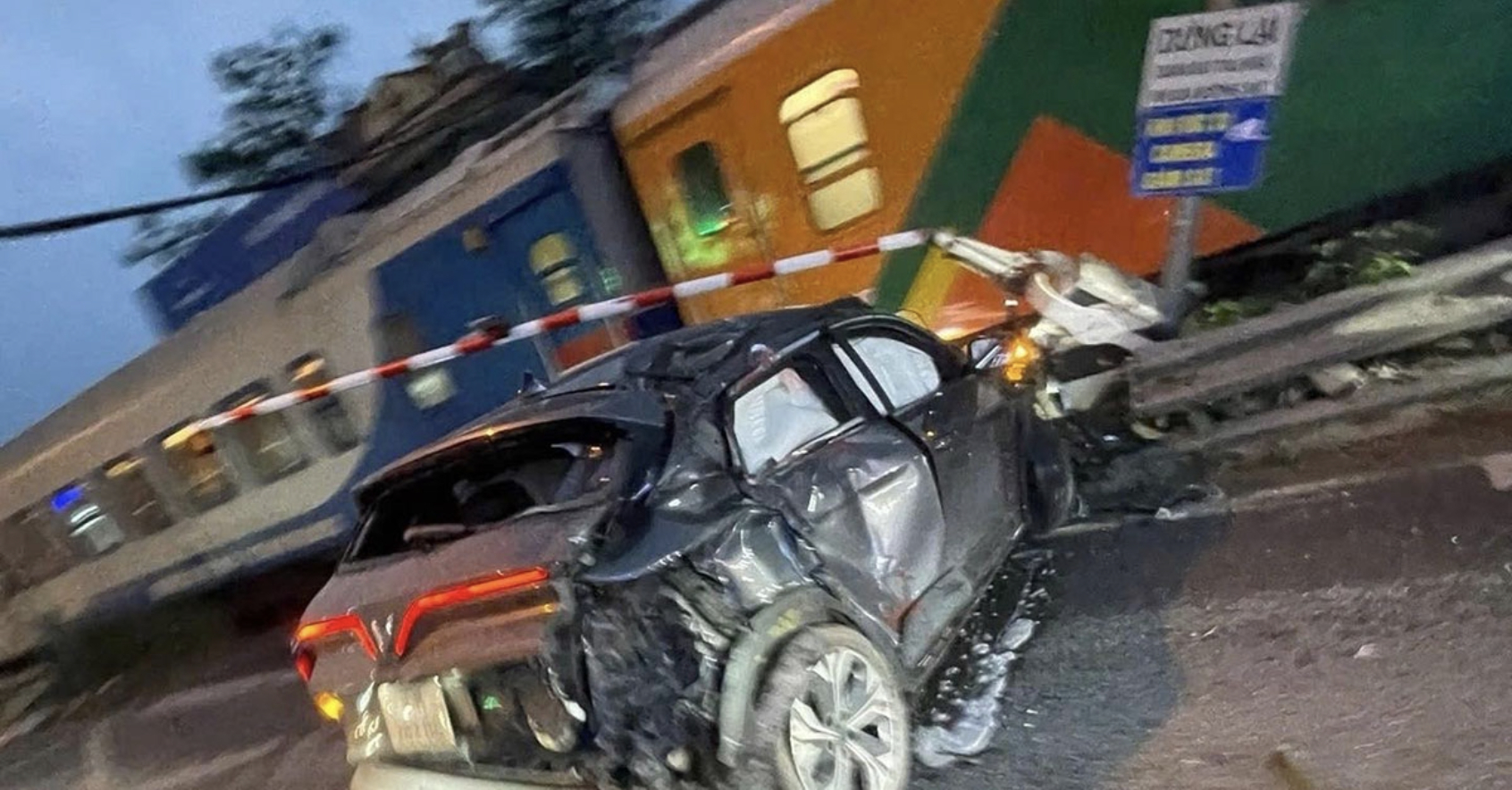 Clip ô tô bị tàu hoả tông biến dạng ở Hà Nội: Tình trạng tài xế và nguyên nhân tai nạn- Ảnh 1.