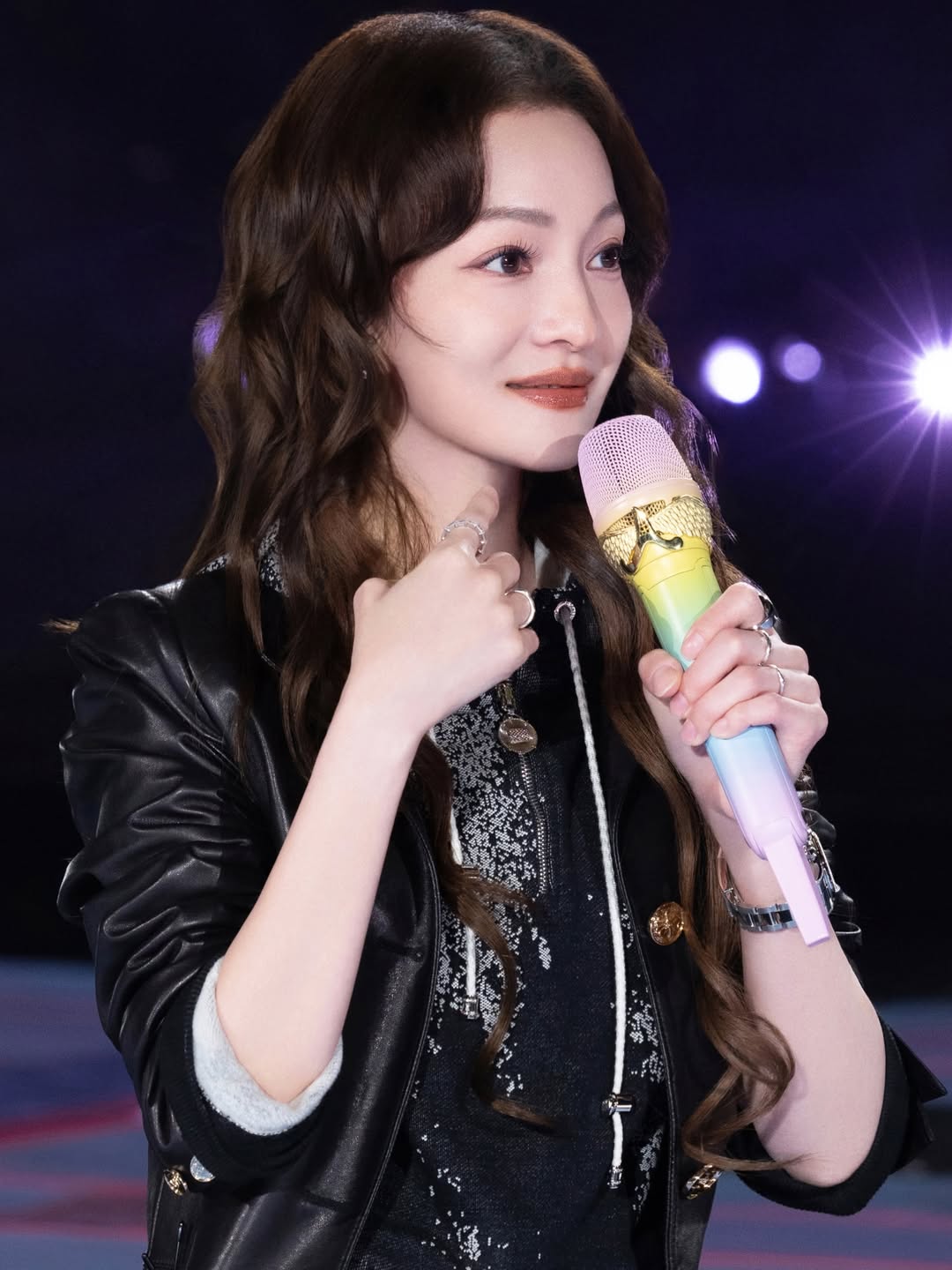 Mỹ nhân 43 tuổi nhan sắc như thiếu nữ: Sự nghiệp sụp đổ vì gia đình, tự mua cả hòn đảo ở cho yên thân- Ảnh 1.