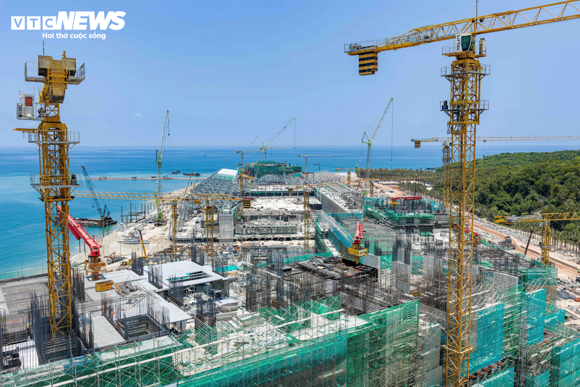 Diện mạo Trung tâm Hội nghị APEC ở Phú Quốc dần lộ diện sau 10 tháng thi công- Ảnh 2.