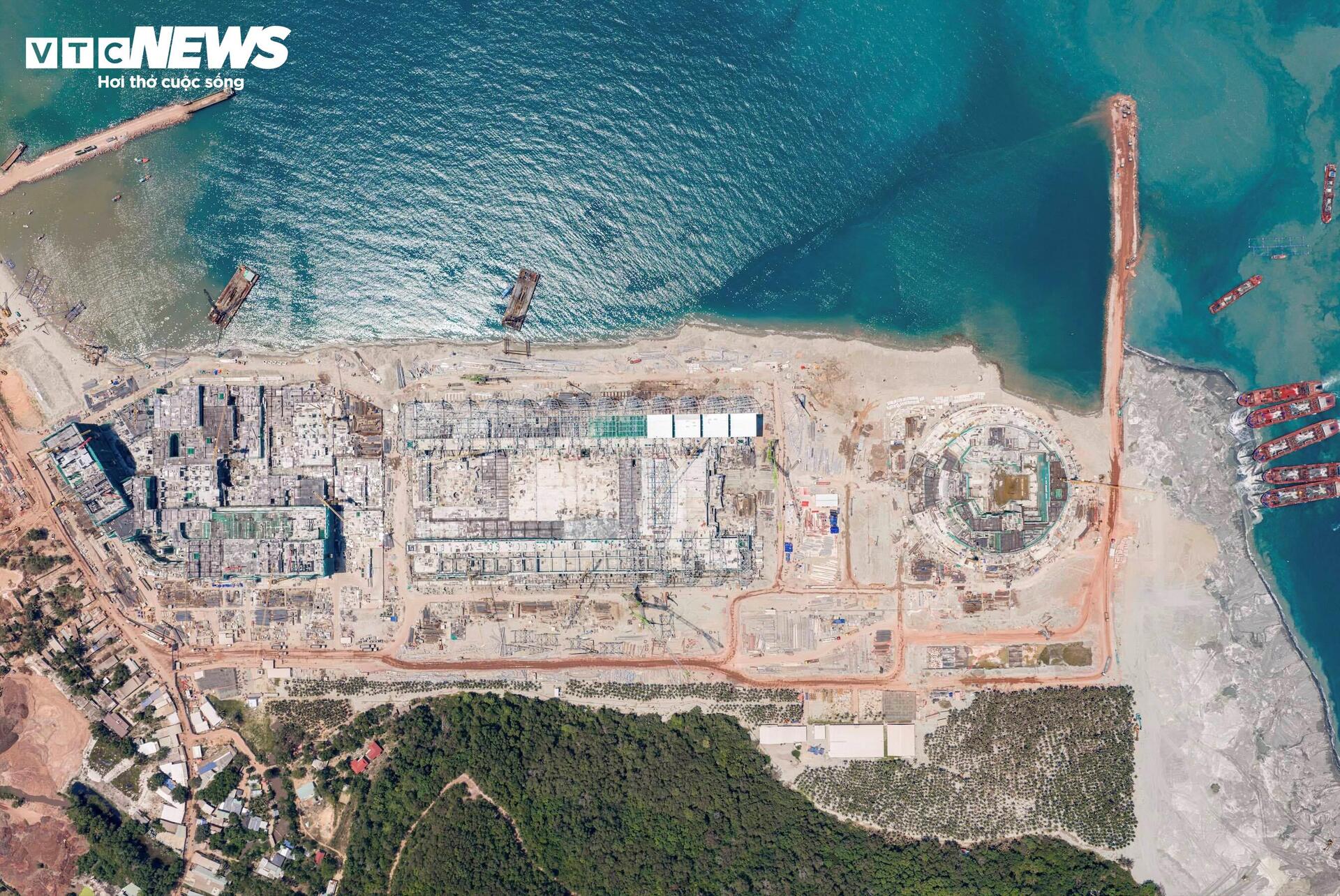 Diện mạo Trung tâm Hội nghị APEC ở Phú Quốc dần lộ diện sau 10 tháng thi công- Ảnh 1.