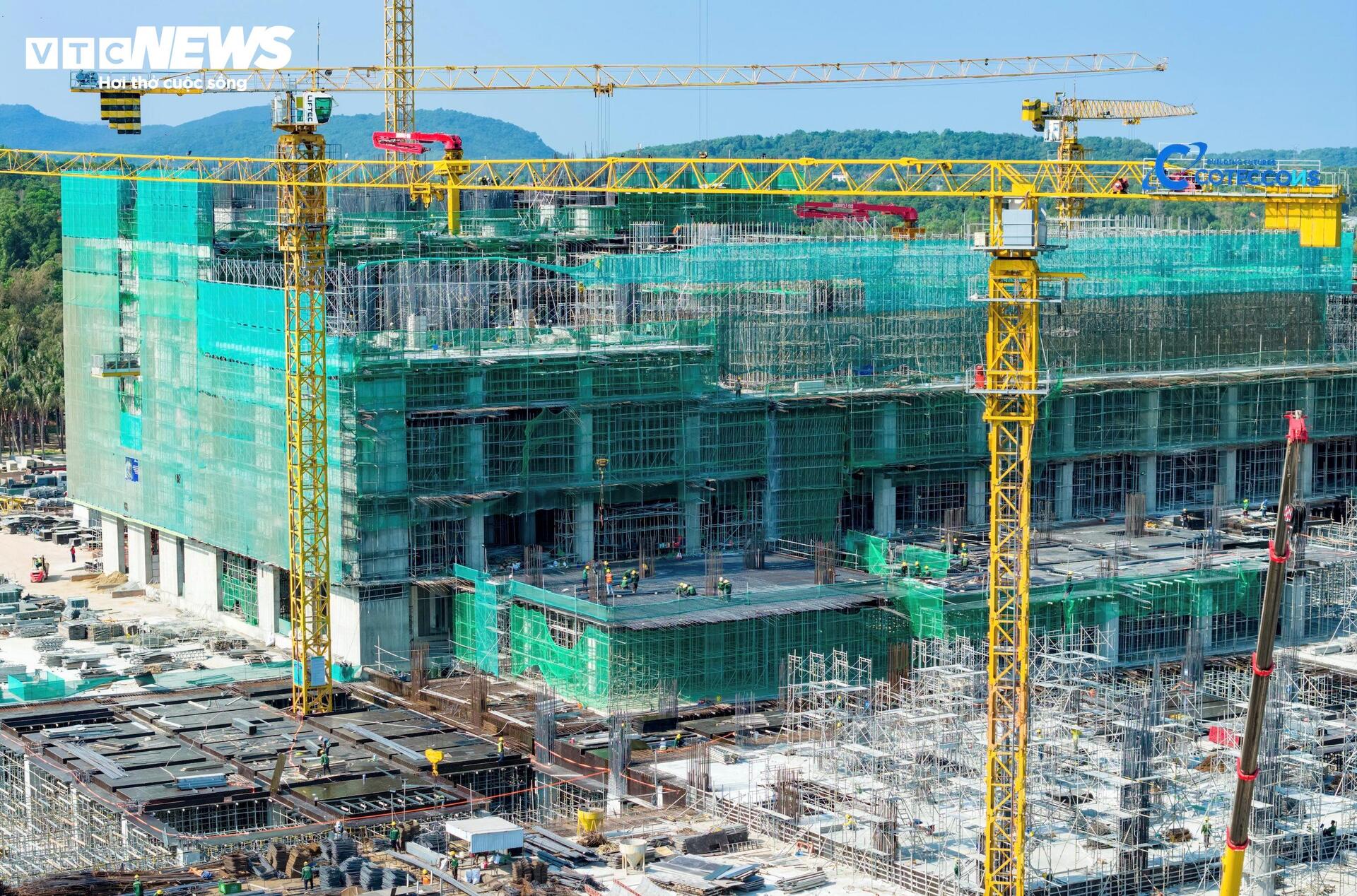 Diện mạo Trung tâm Hội nghị APEC ở Phú Quốc dần lộ diện sau 10 tháng thi công- Ảnh 4.