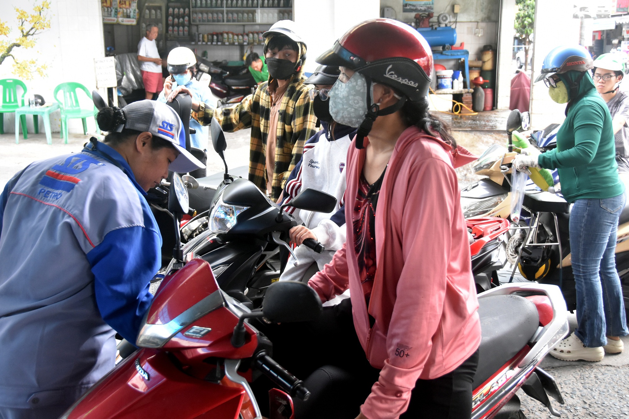 Ngân sách tạm ứng bù giá xăng dầu 2026: 4 . 000 – 5 . 000 Đồng mỗi lít - Ảnh 1.