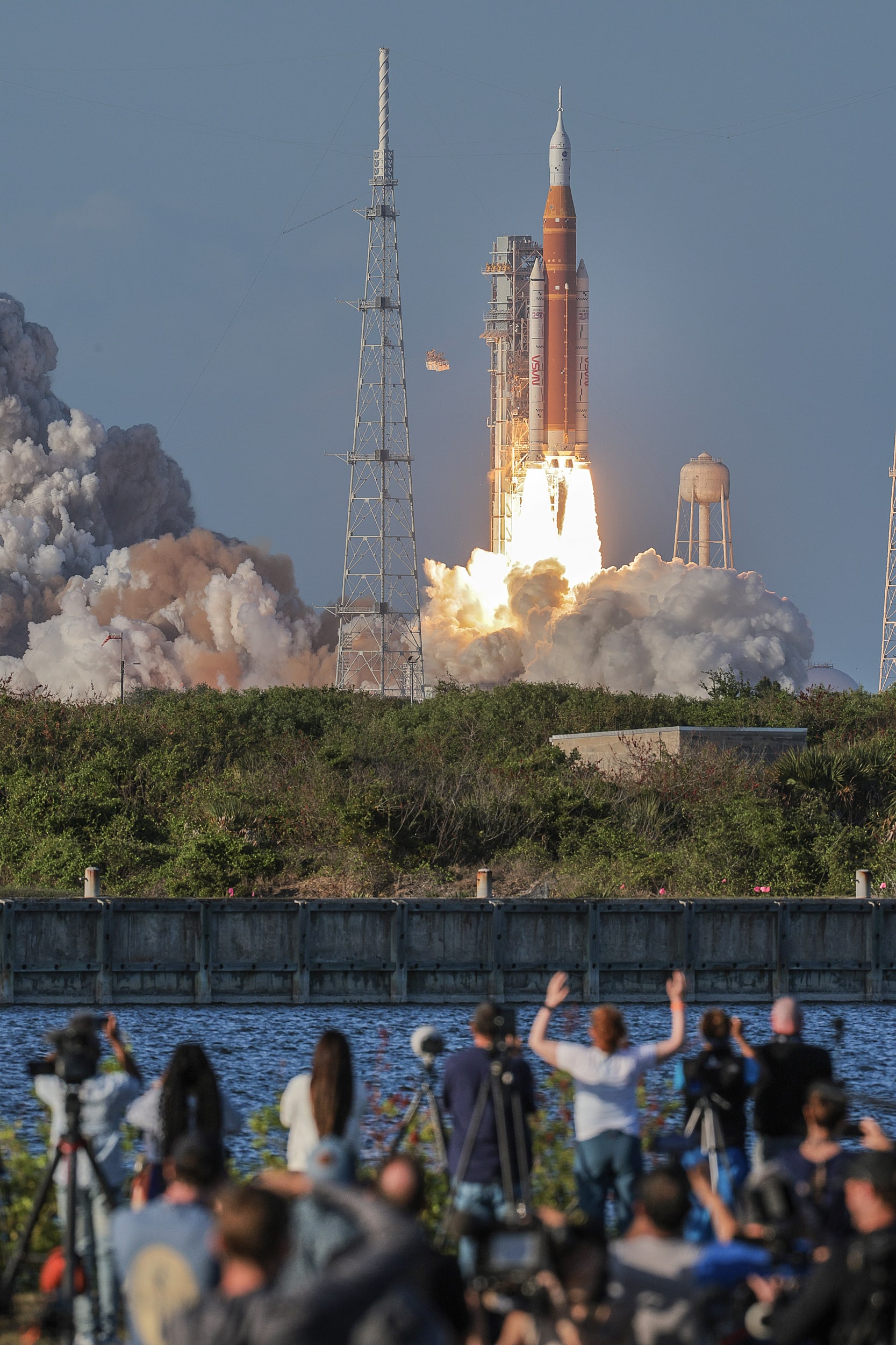 Khoảnh khắc quan trọng của nhân loại: Con tàu đưa 4 phi hành gia trở lại khám phá Mặt trăng lần đầu sau hơn 50 năm đã cất cánh!- Ảnh 2.