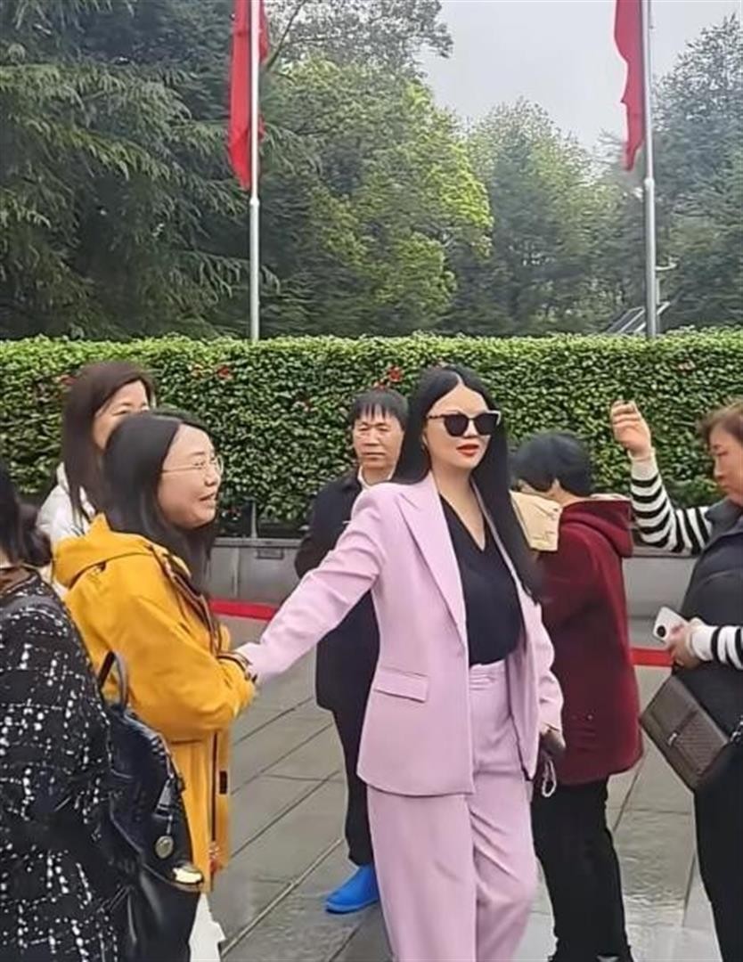 MC giàu nhất showbiz bất ngờ tái xuất cùng con gái sau 2 tháng ở ẩn vì nghi trốn thuế, gây chú ý vì 1 điều khác lạ - Ảnh 1.