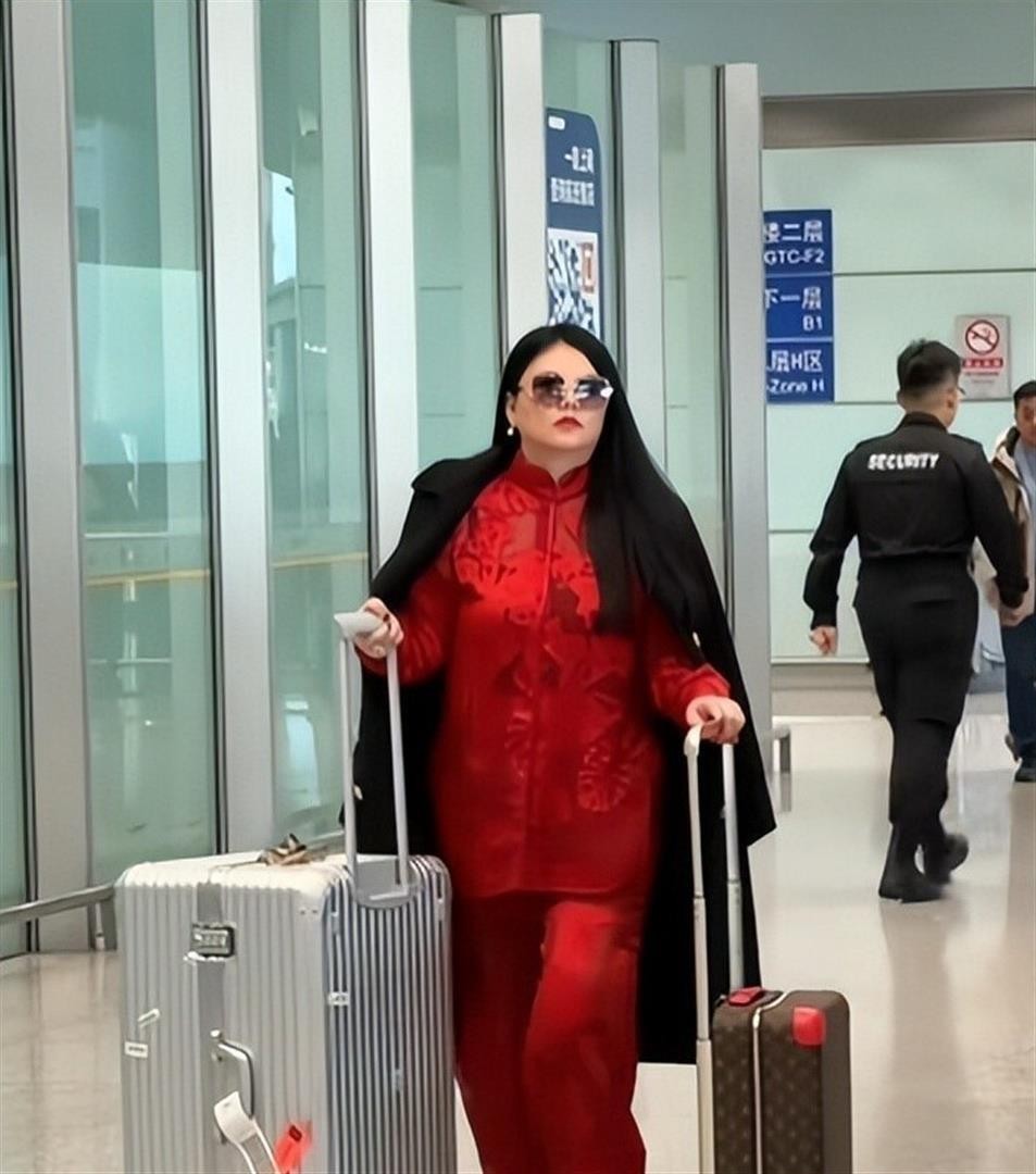 MC giàu nhất showbiz bất ngờ tái xuất cùng con gái sau 2 tháng ở ẩn vì nghi trốn thuế, gây chú ý vì 1 điều khác lạ - Ảnh 5.