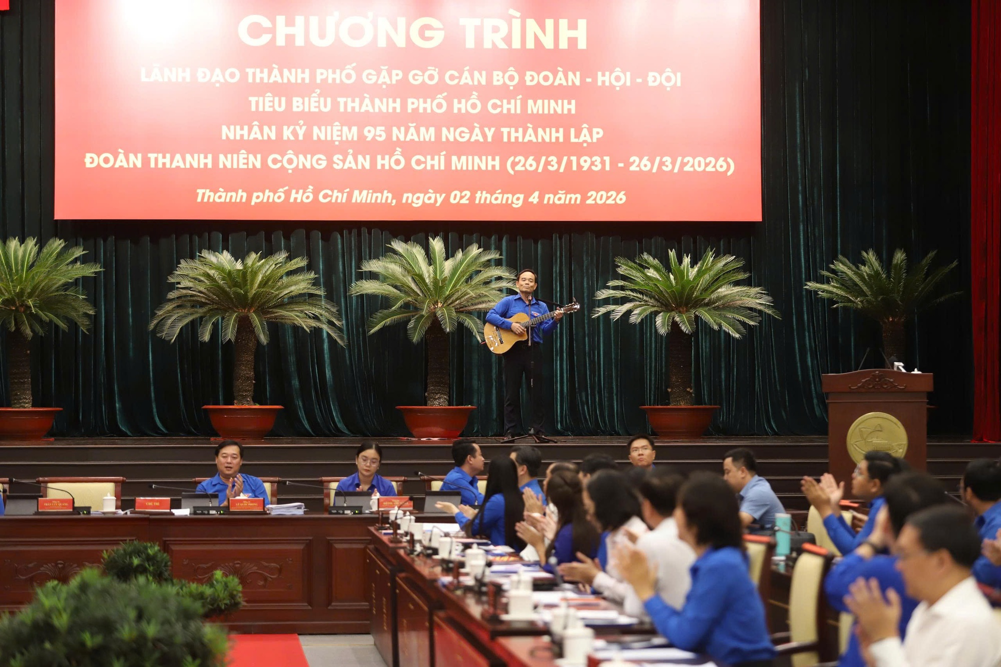 Clip Bí thư Thành ủy TPHCM ôm đàn, hát khi gặp gỡ thanh niên - Ảnh 2.