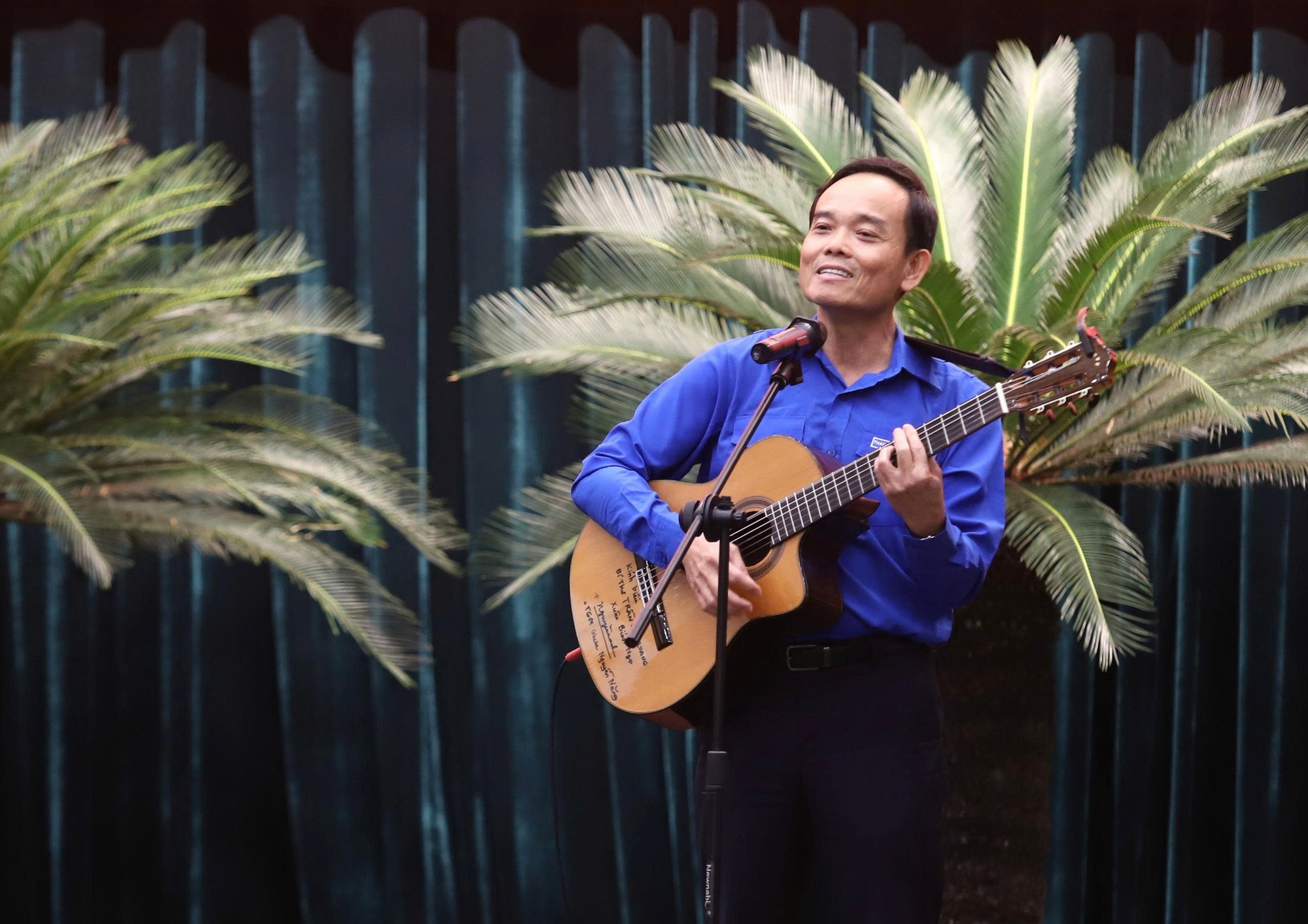 Clip Bí thư Thành ủy TPHCM ôm đàn, hát khi gặp gỡ thanh niên - Ảnh 1.