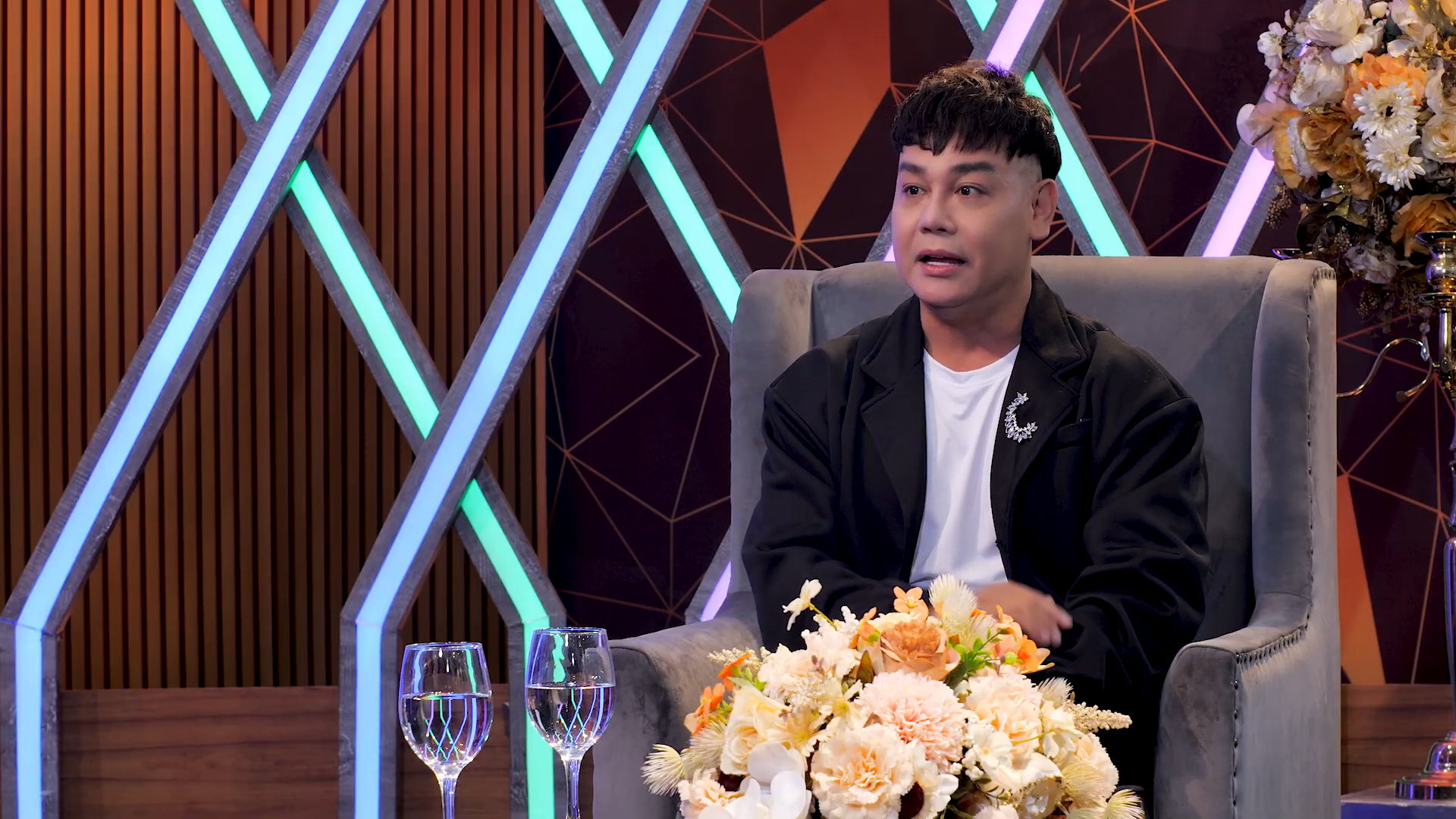 Nam diễn viên 48 tuổi phải đi bán tóp mỡ: "Thôi, chắc bỏ nghề" - Ảnh 1.