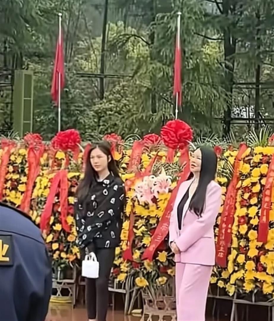 MC giàu nhất showbiz bất ngờ tái xuất cùng con gái sau 2 tháng ở ẩn vì nghi trốn thuế, gây chú ý vì 1 điều khác lạ - Ảnh 2.