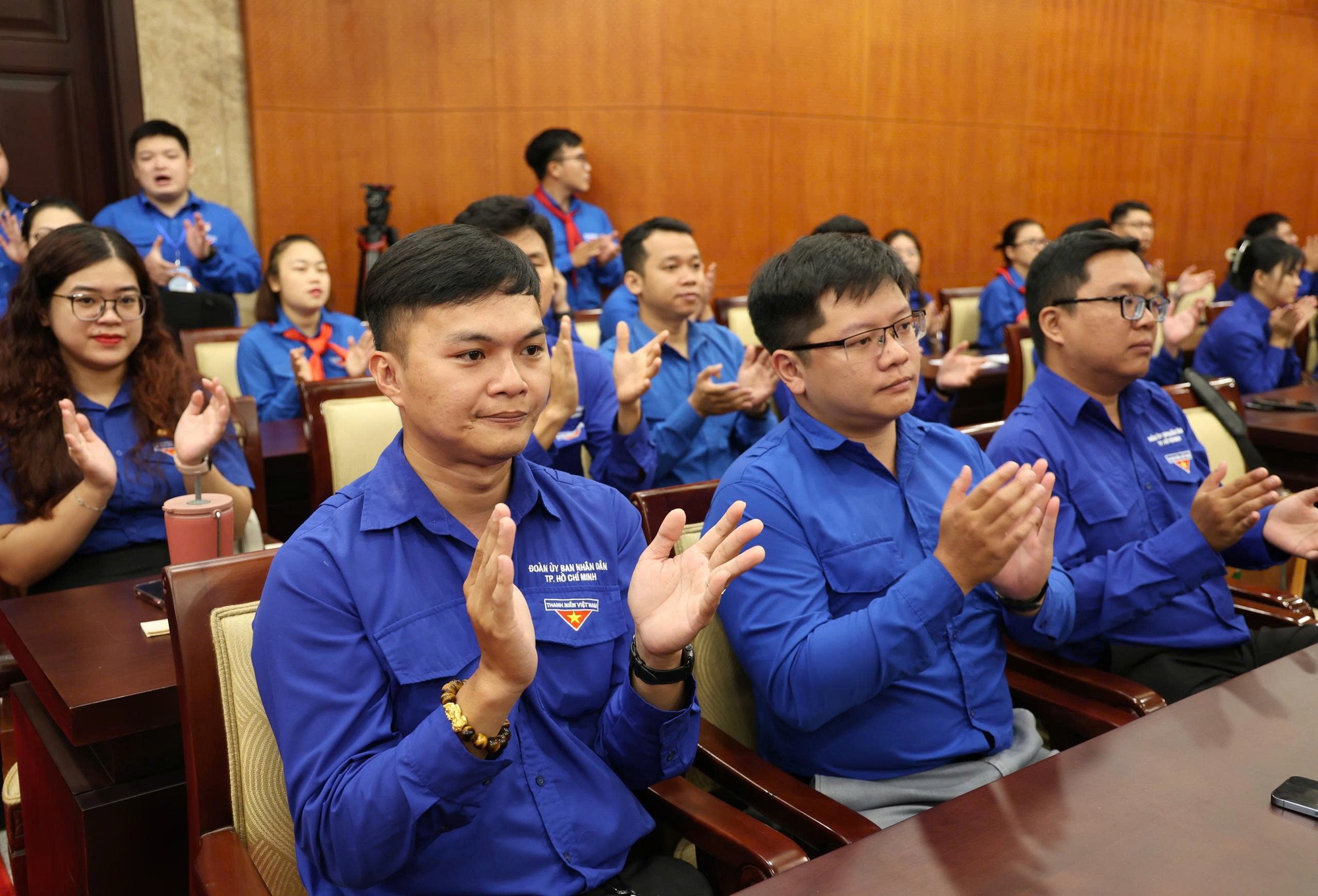 Clip Bí thư Thành ủy TPHCM ôm đàn, hát khi gặp gỡ thanh niên - Ảnh 6.