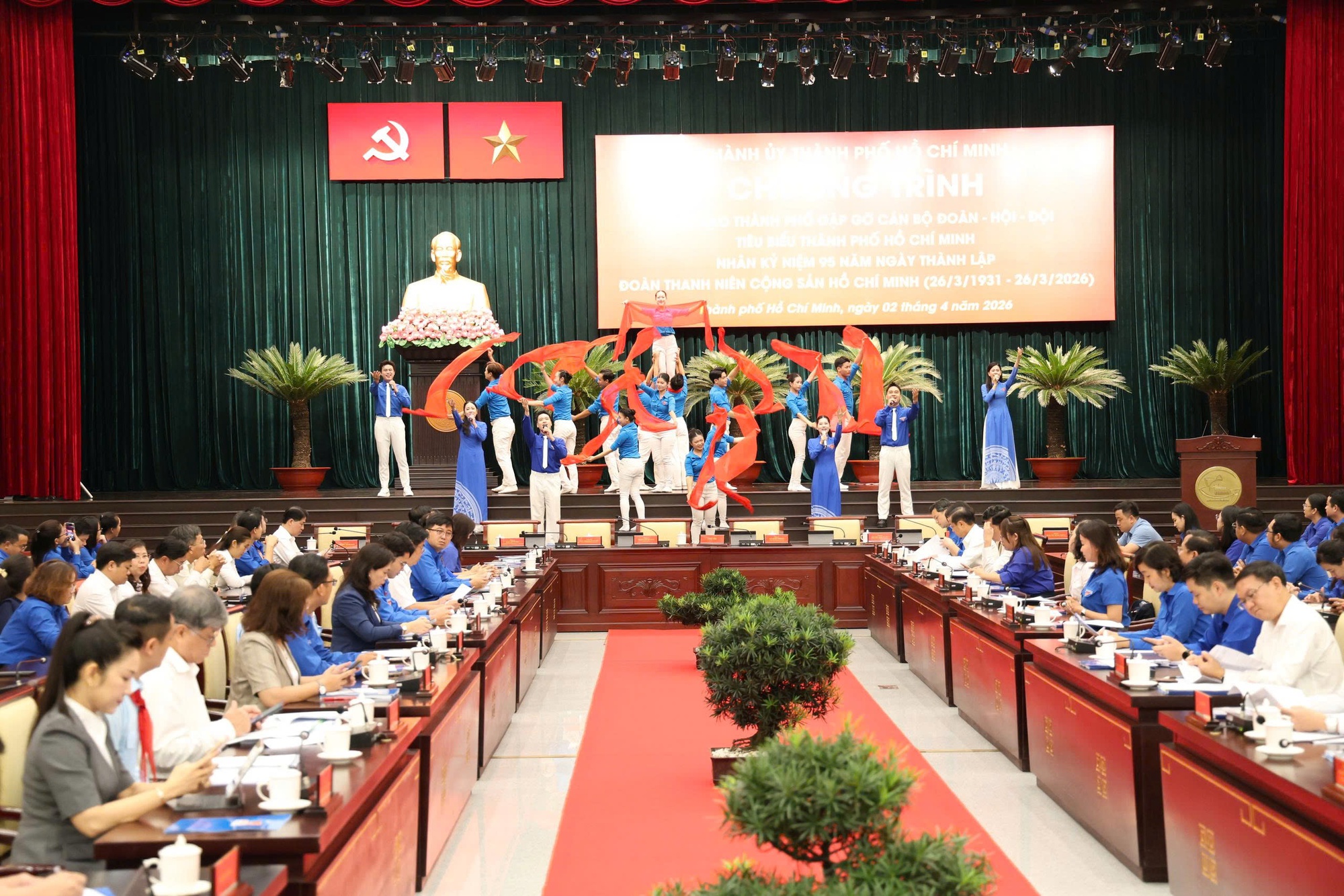 Clip Bí thư Thành ủy TPHCM ôm đàn, hát khi gặp gỡ thanh niên - Ảnh 7.