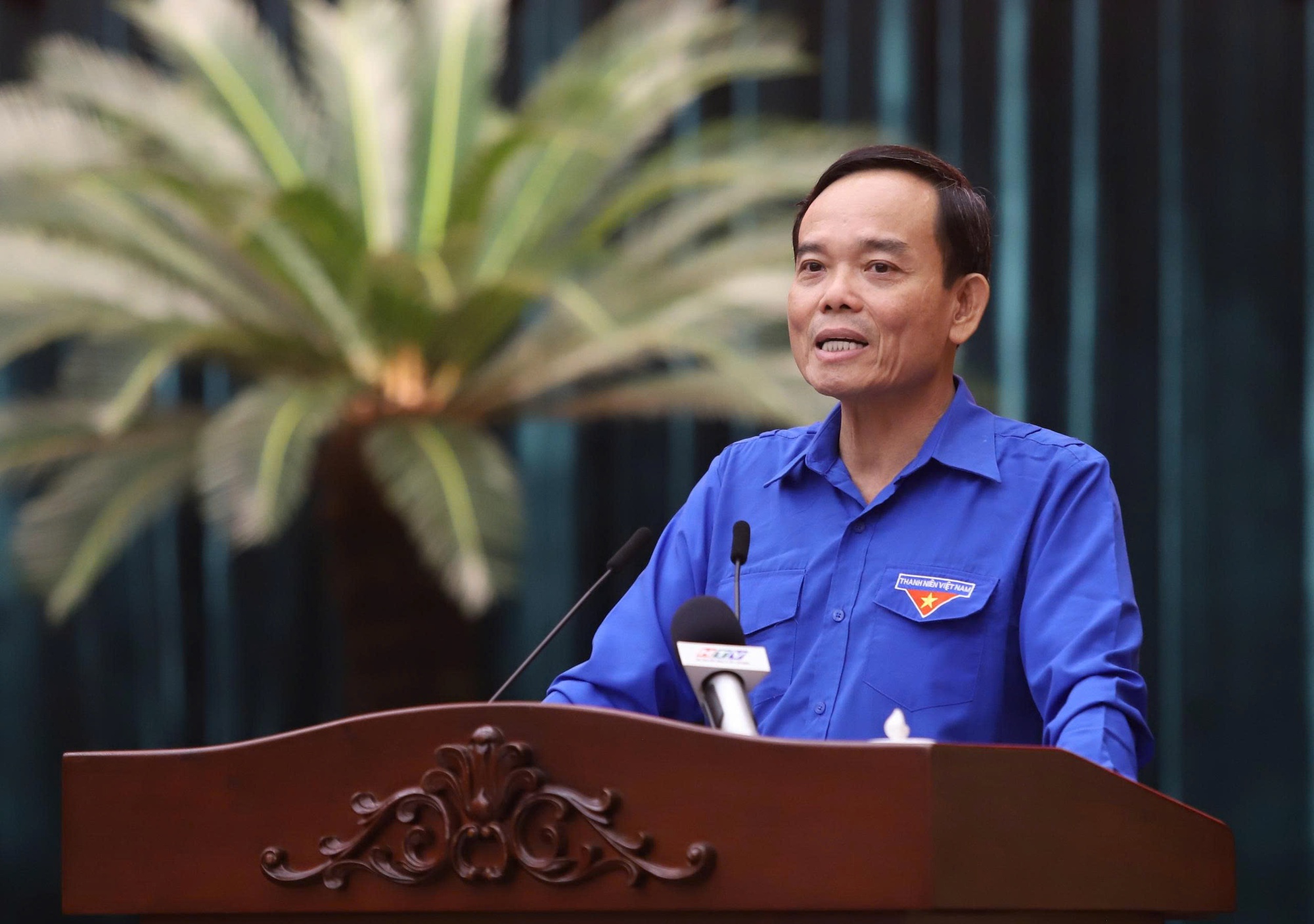 Clip Bí thư Thành ủy TPHCM ôm đàn, hát khi gặp gỡ thanh niên - Ảnh 3.