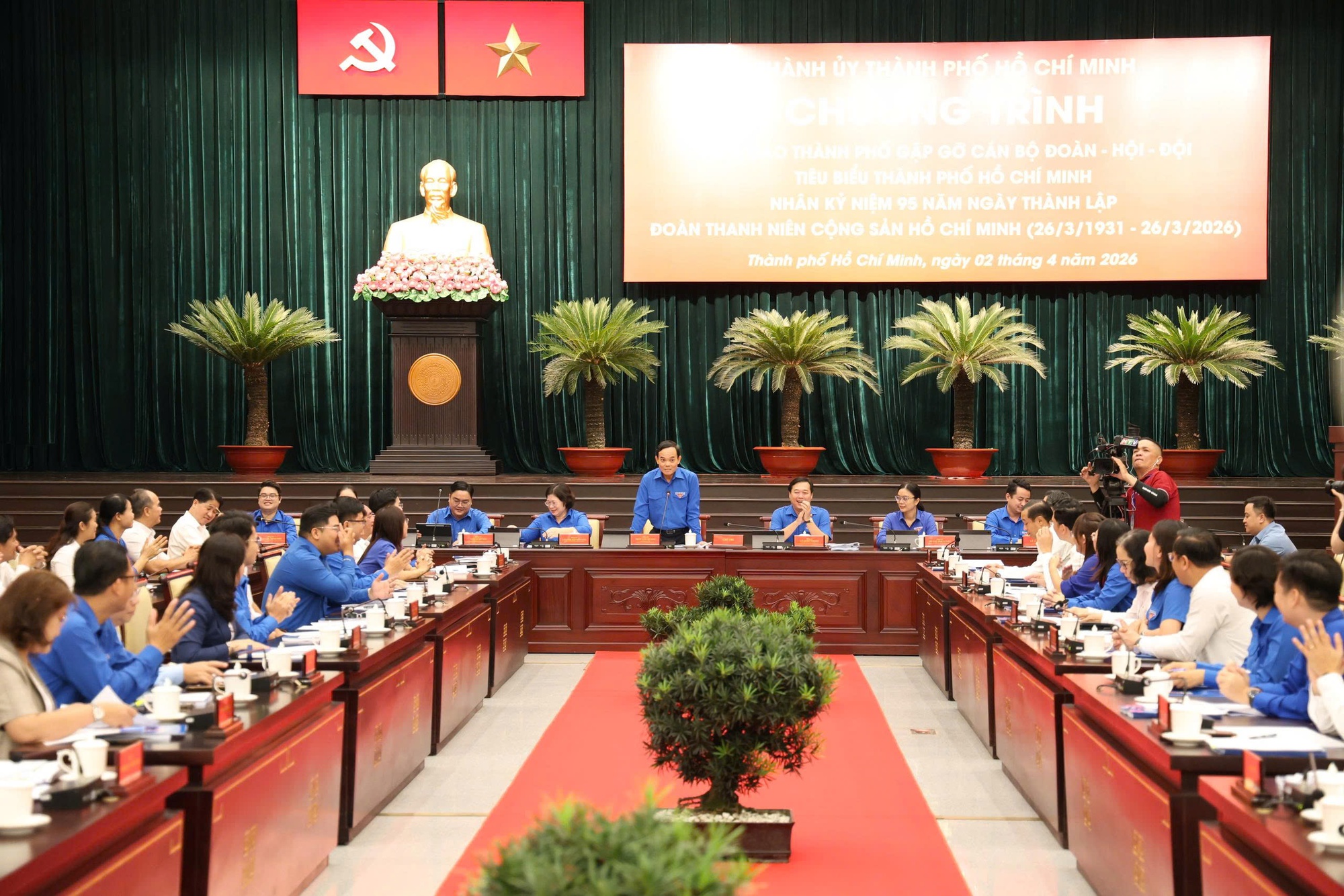 Clip Bí thư Thành ủy TPHCM ôm đàn, hát khi gặp gỡ thanh niên - Ảnh 4.