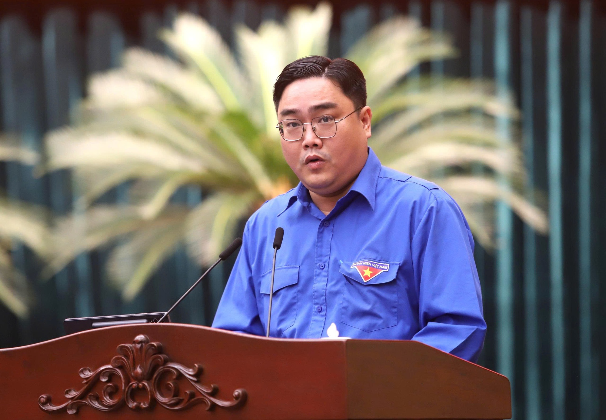 Clip Bí thư Thành ủy TPHCM ôm đàn, hát khi gặp gỡ thanh niên - Ảnh 5.