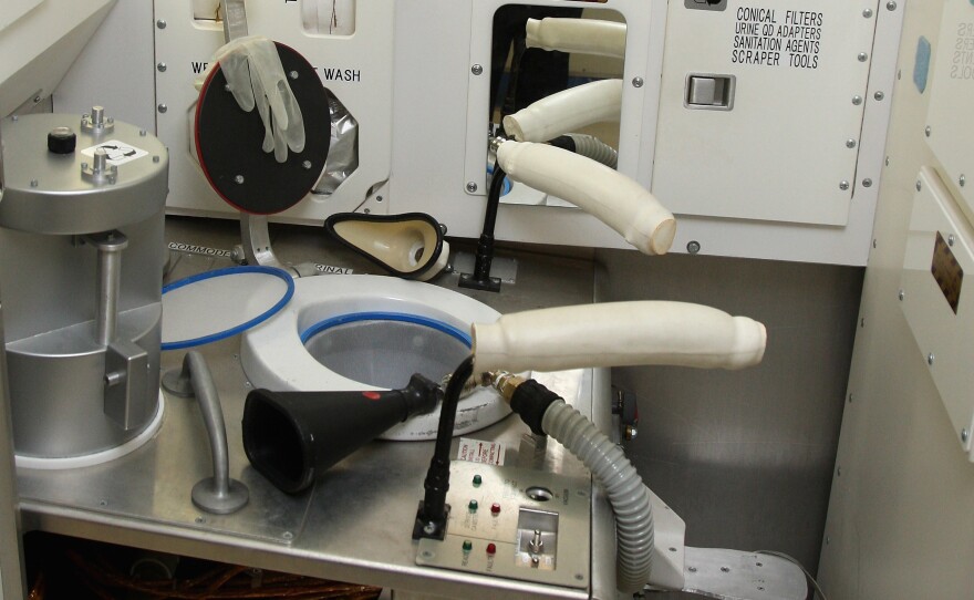 Các phi hành gia đi vệ sinh như thế nào trên tàu vũ trụ: Không giống như bạn nghĩ - Ảnh 2.