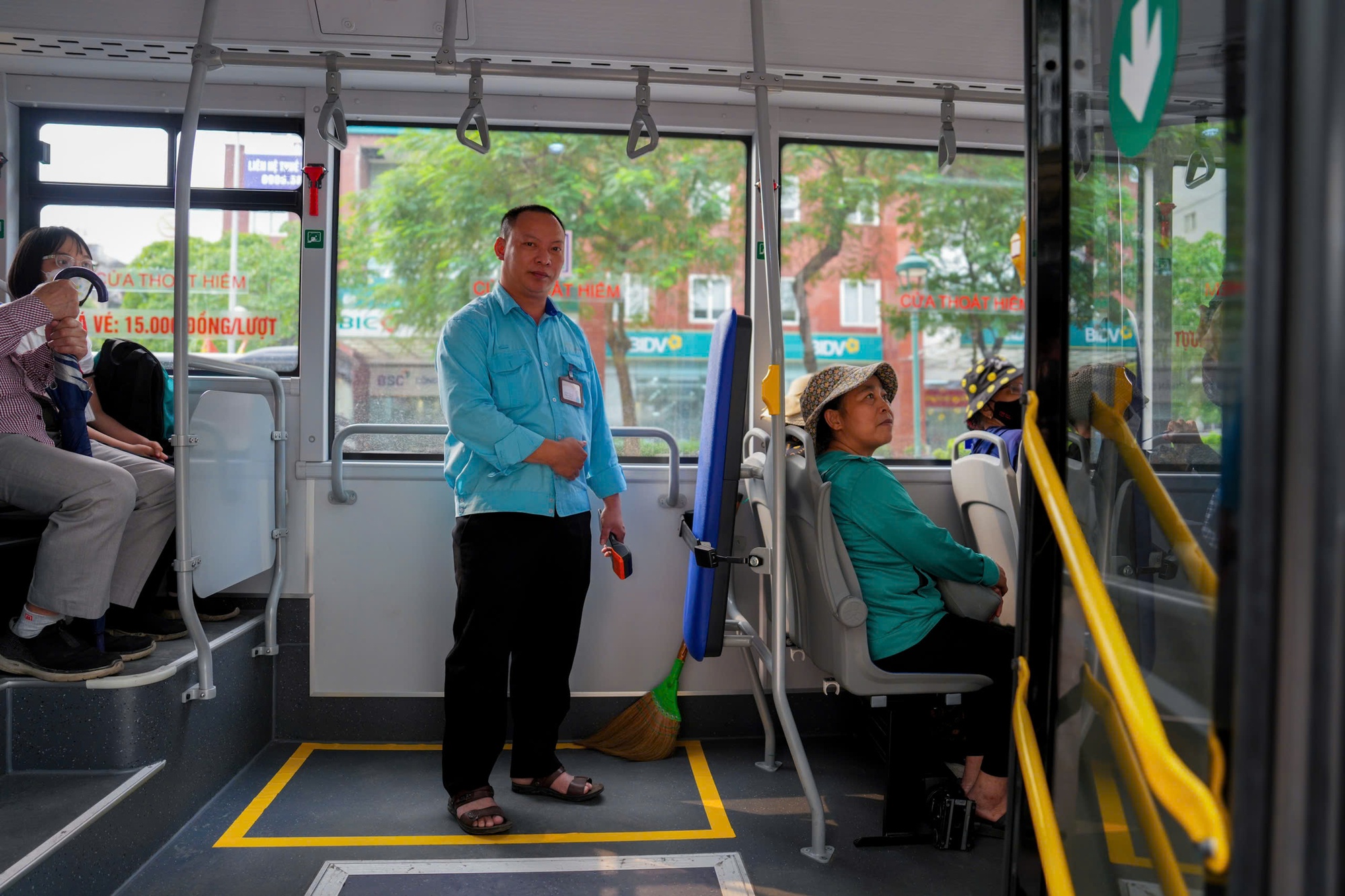 Thêm nhiều xe buýt điện lăn bánh trên đường phố Hà Nội, gồm những tuyến nào? - Ảnh 7.