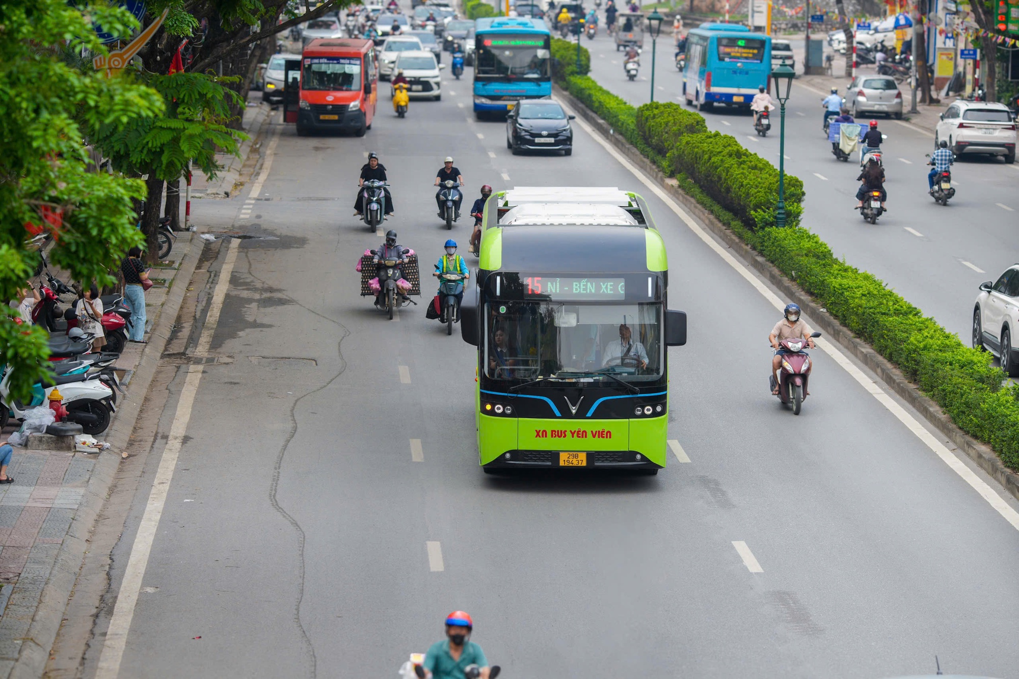 Thêm nhiều xe buýt điện lăn bánh trên đường phố Hà Nội, gồm những tuyến nào? - Ảnh 2.
