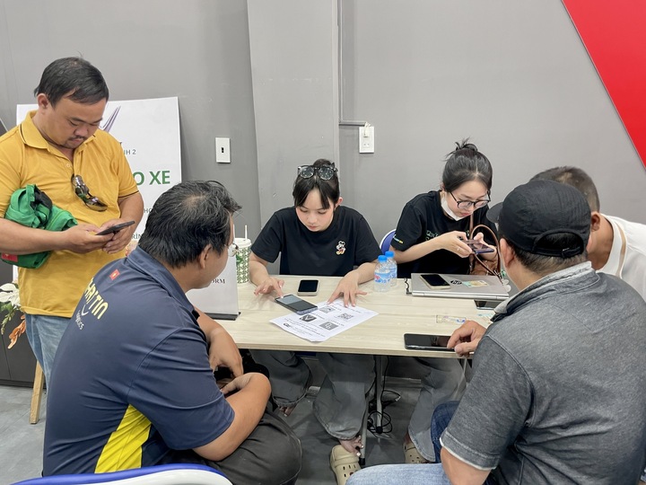 Khách TP.HCM nườm nượp mua xe điện, sẵn sàng cọc trước giữ chỗ vì đại lý hết xe - Ảnh 1.