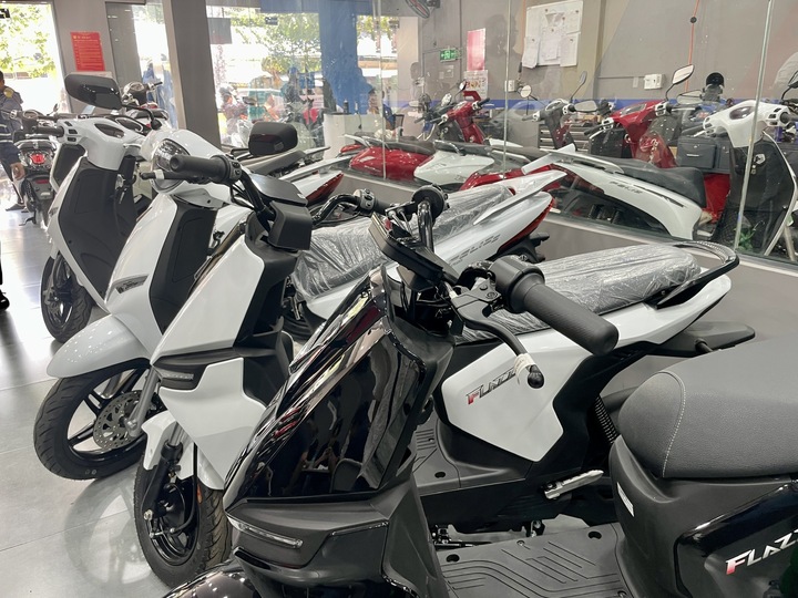 Khách TP.HCM nườm nượp mua xe điện, sẵn sàng cọc trước giữ chỗ vì đại lý hết xe - Ảnh 2.