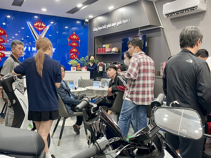 Khách TP.HCM nườm nượp mua xe điện, sẵn sàng cọc trước giữ chỗ vì đại lý hết xe - Ảnh 4.