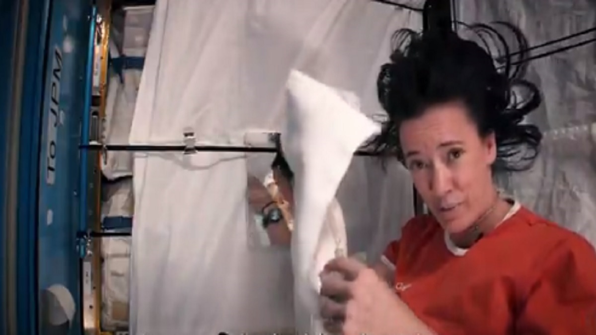 Các phi hành gia đi vệ sinh như thế nào trên tàu vũ trụ: Không giống như bạn nghĩ - Ảnh 4.