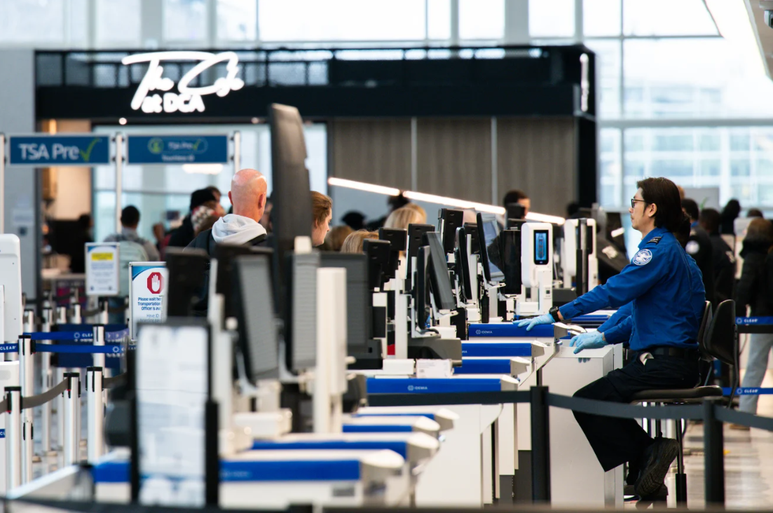 "Tôi phải bỏ bữa, vì muốn các con vẫn có thức ăn": Lời kêu cứu từ những nhân viên sân bay bị nợ lương nhiều tháng, phải đi vay nợ để sống- Ảnh 1.