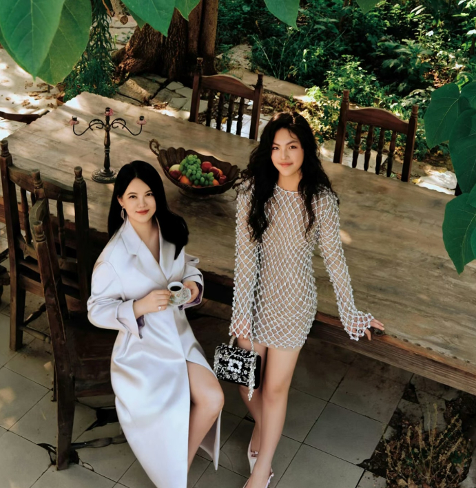 MC giàu nhất showbiz bất ngờ tái xuất cùng con gái sau 2 tháng ở ẩn vì nghi trốn thuế, gây chú ý vì 1 điều khác lạ - Ảnh 6.