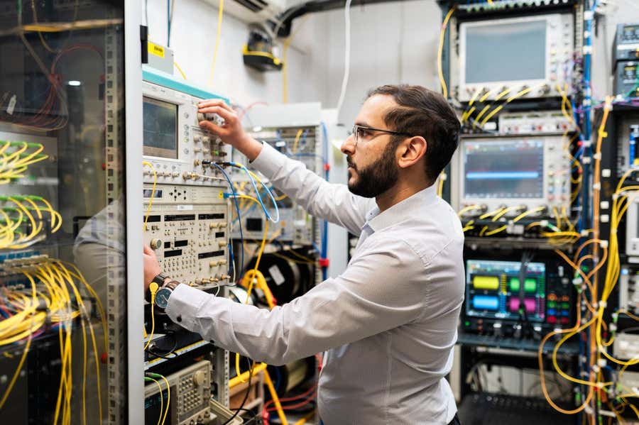 Cáp quang đạt kỷ lục tốc độ mới, cho phép phát trực tuyến 50 triệu bộ phim cùng lúc- Ảnh 1.