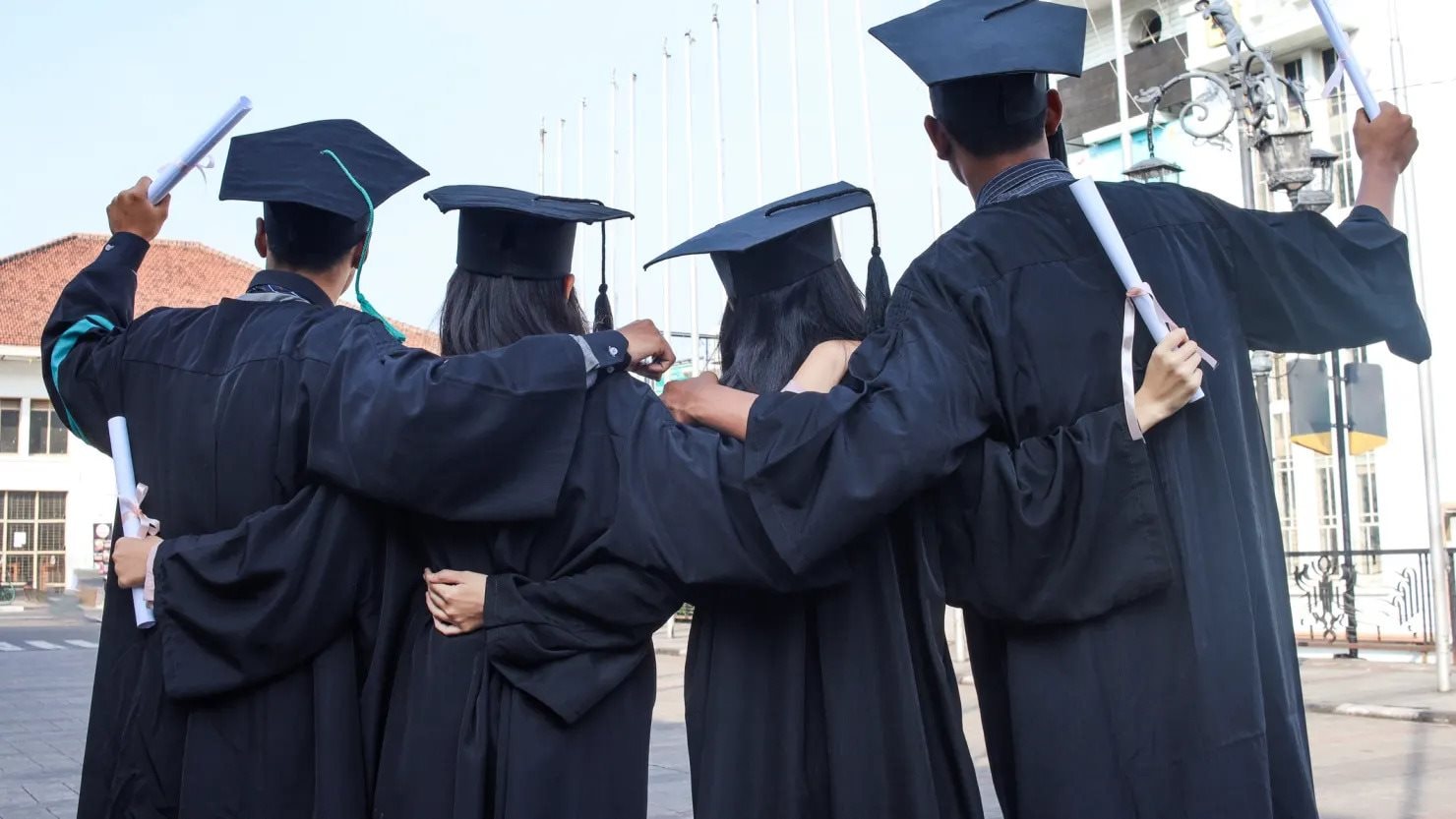 Chuyện gì đây: AI cướp việc làm, cử nhân Mỹ ồ ạt quay lại giảng đường để học tiếp- Ảnh 1.