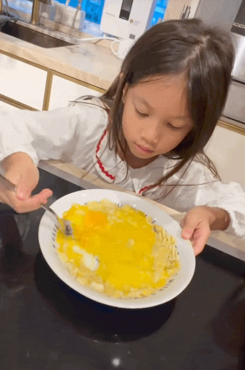 Dậy từ 5 giờ sáng làm bánh cùng mẹ, dạy mẹ ngoại ngữ: Bé Lisa - con gái Hà Hồ mới 6 tuổi khiến dân mạng thích thú vì quá lanh lợi- Ảnh 2.