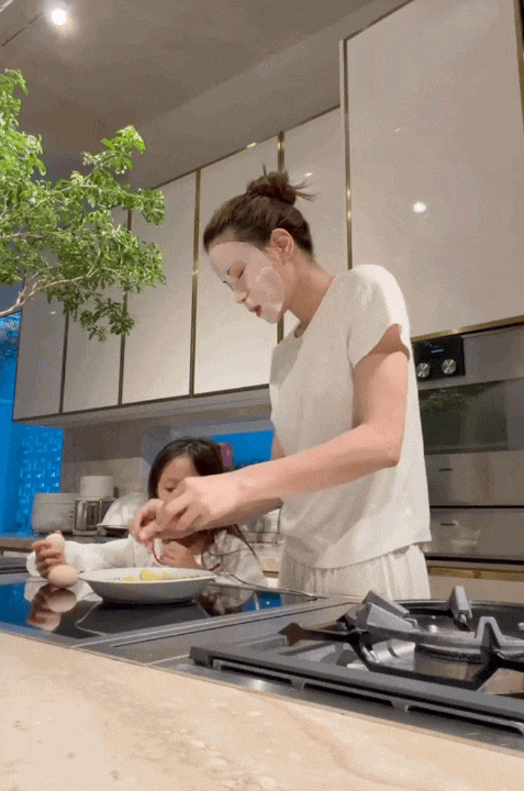 Dậy từ 5 giờ sáng làm bánh cùng mẹ, dạy mẹ ngoại ngữ: Bé Lisa - con gái Hà Hồ mới 6 tuổi khiến dân mạng thích thú vì quá lanh lợi- Ảnh 1.